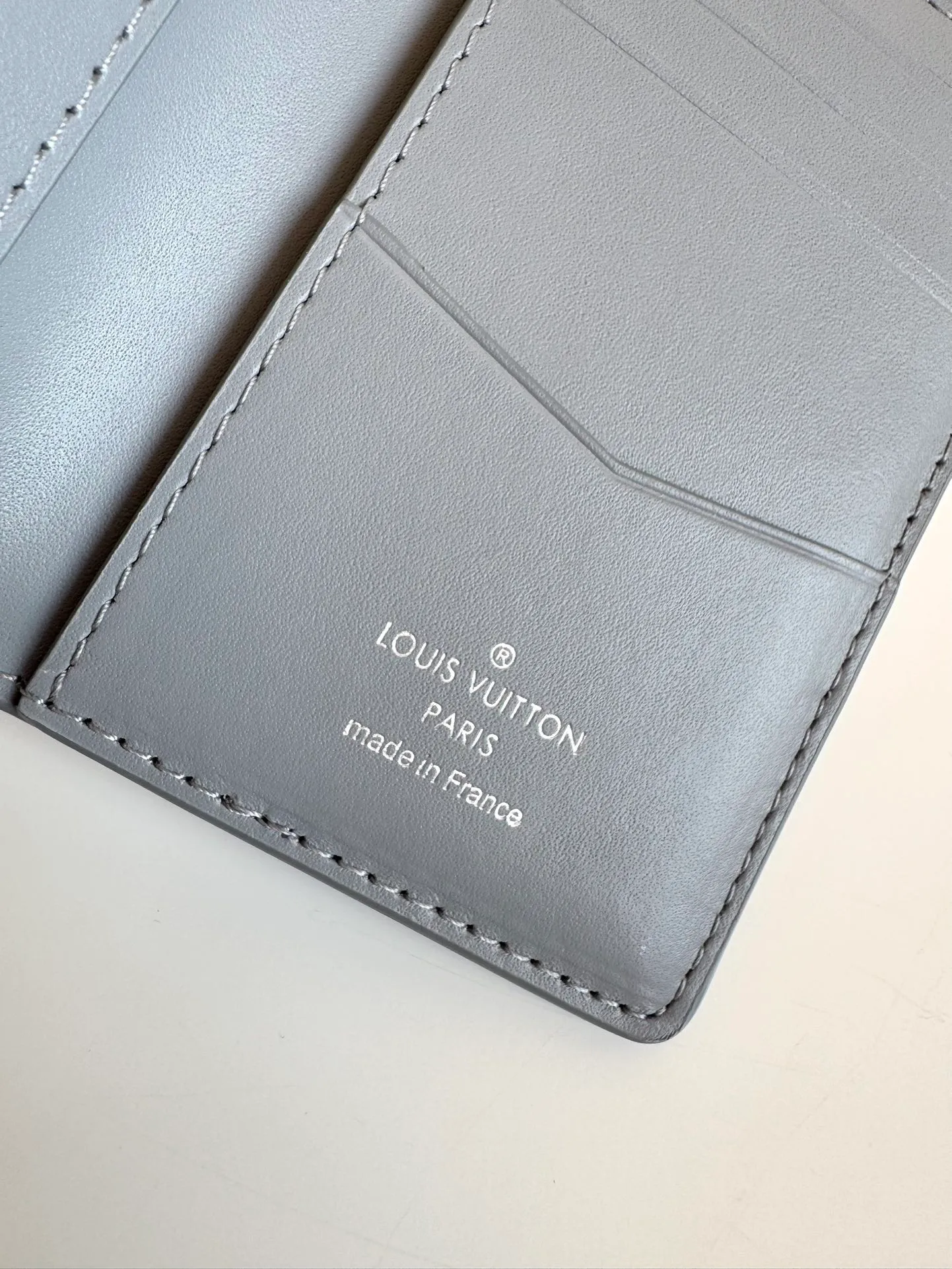 P340🇫🇷Overseas original single M69979 gray exclusive real shot! The new LV Aerogram Pocket Wallet is made of cow leather as soft as old aviation letterheads. The metal LV letters discreetly mark the brand identity. It is equipped with compartments and card slots, achieving the fusion of elegance and functionality. Pairs with any LV Aerogram bag. Size: 11×8cm