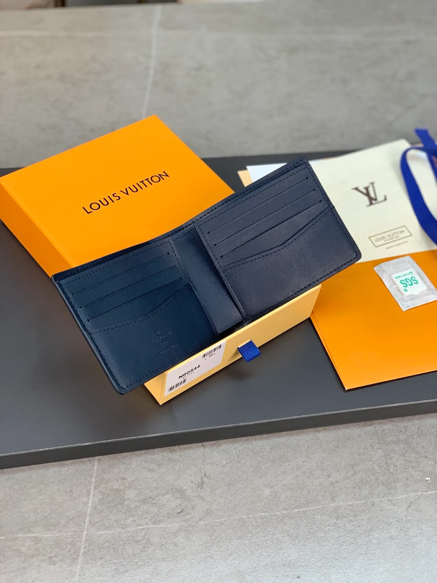N60544 Blue short clip! The wallet is made of fine leather and has a slender shape that creates a classic appeal. This wallet fits easily into your pocket and is lined in soft cowhide for an elegant feel. Size: 11.5X9cm. 💰380