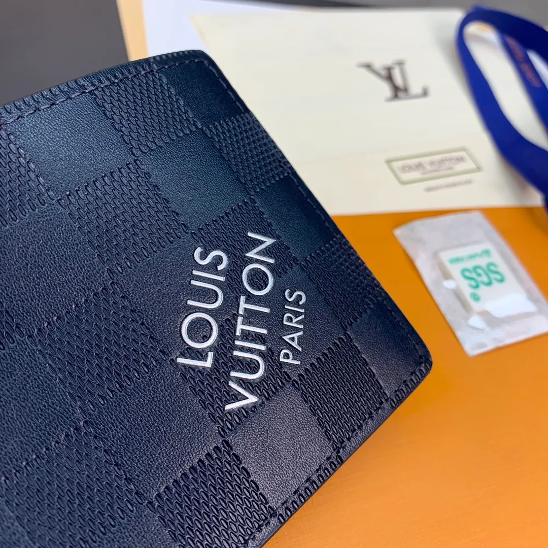N60544 Blue short clip! The wallet is made of fine leather and has a slender shape that creates a classic appeal. This wallet fits easily into your pocket and is lined in soft cowhide for an elegant feel. Size: 11.5X9cm. 💰380