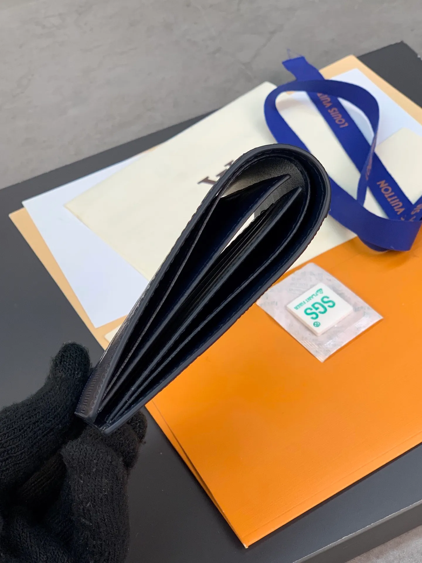 N60544 Blue short clip! The wallet is made of fine leather and has a slender shape that creates a classic appeal. This wallet fits easily into your pocket and is lined in soft cowhide for an elegant feel. Size: 11.5X9cm. 💰380