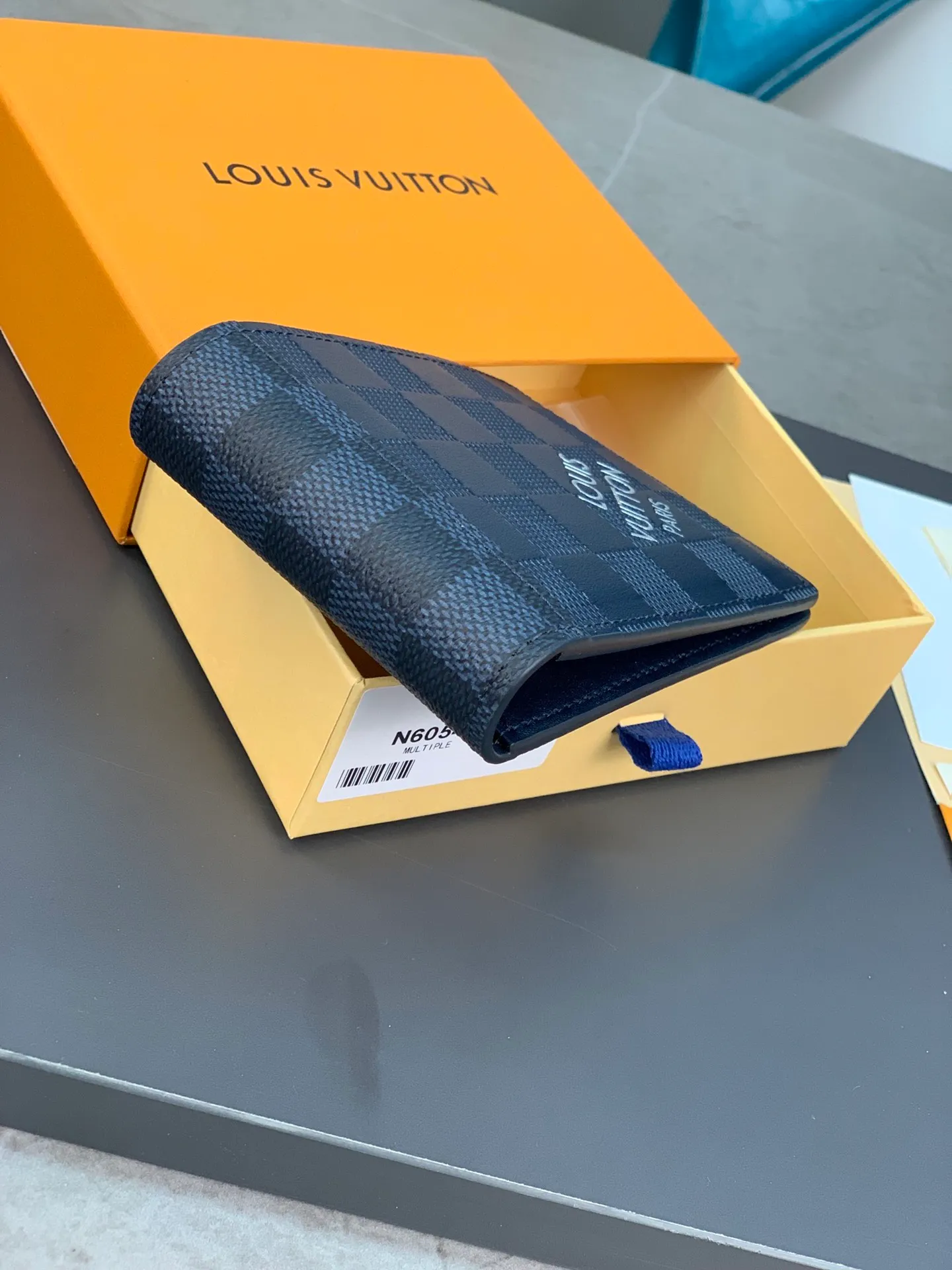 N60544 Blue short clip! The wallet is made of fine leather and has a slender shape that creates a classic appeal. This wallet fits easily into your pocket and is lined in soft cowhide for an elegant feel. Size: 11.5X9cm. 💰380