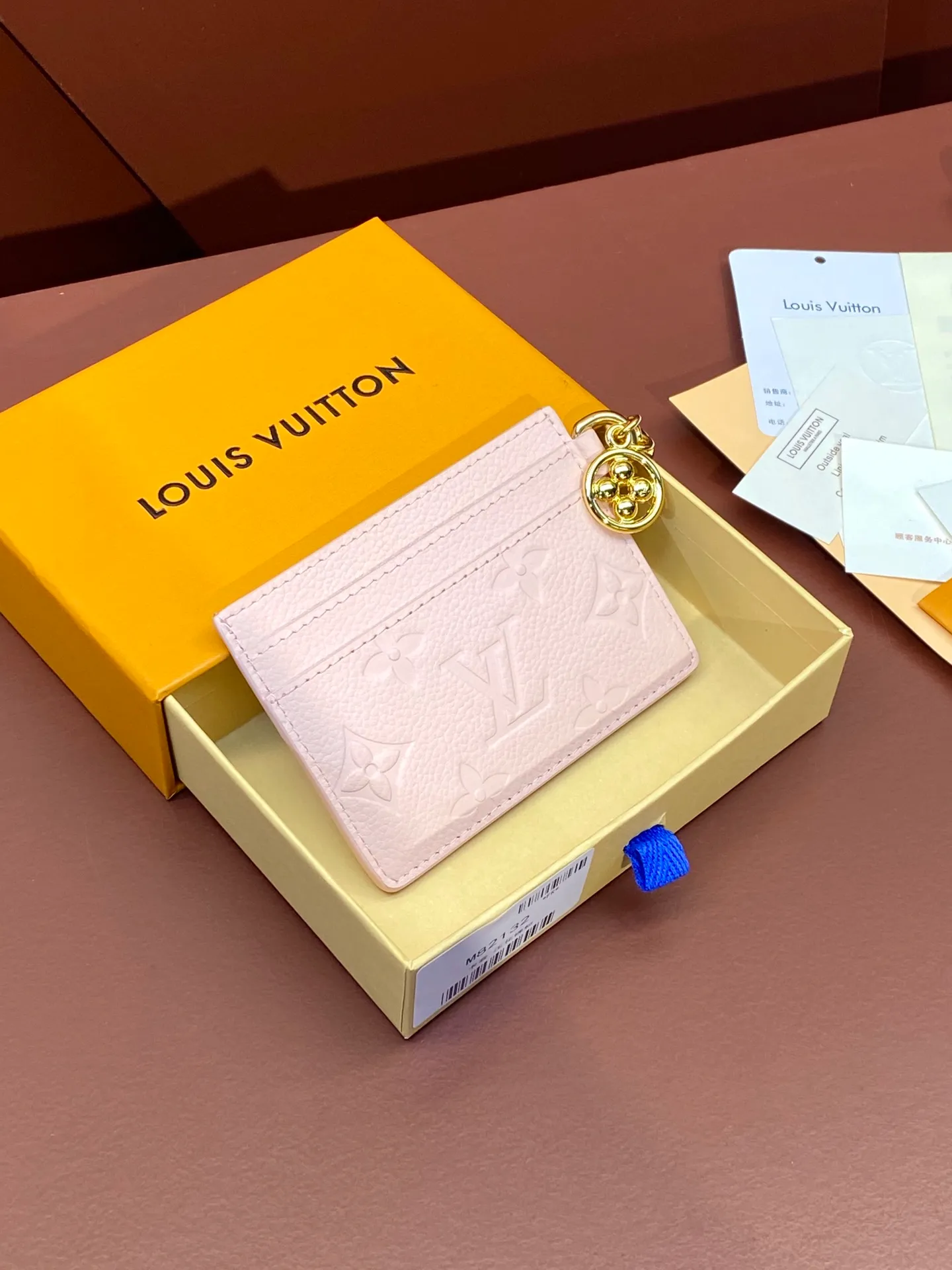 💰340 M82132 Embossed Nude Powder! [Pocket Card Holder Wallet] "Porto Cult LV Charm" made of Monogram Unplant leather. There are 2 card slots on each side and 1 large slot in the middle, for a total of 5 card slots, which is suitable for daily use. Decorated with 2 Monogram Flower pattern pendants, it adds an extremely feminine impression. Dimensions: 10.2 x 7.3 x 0.3 cm. .