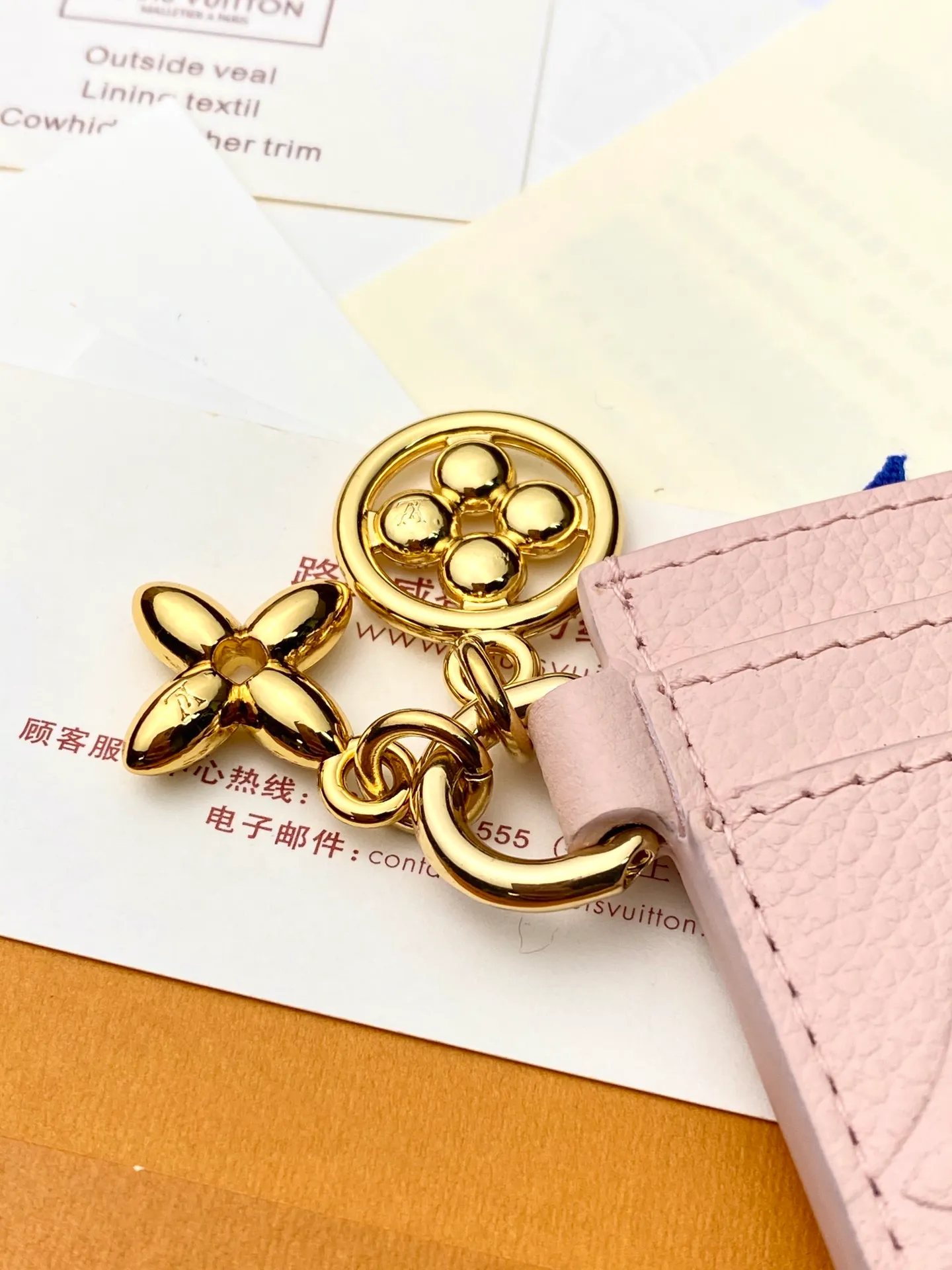 💰340 M82132 Embossed Nude Powder! [Pocket Card Holder Wallet] "Porto Cult LV Charm" made of Monogram Unplant leather. There are 2 card slots on each side and 1 large slot in the middle, for a total of 5 card slots, which is suitable for daily use. Decorated with 2 Monogram Flower pattern pendants, it adds an extremely feminine impression. Dimensions: 10.2 x 7.3 x 0.3 cm. .
