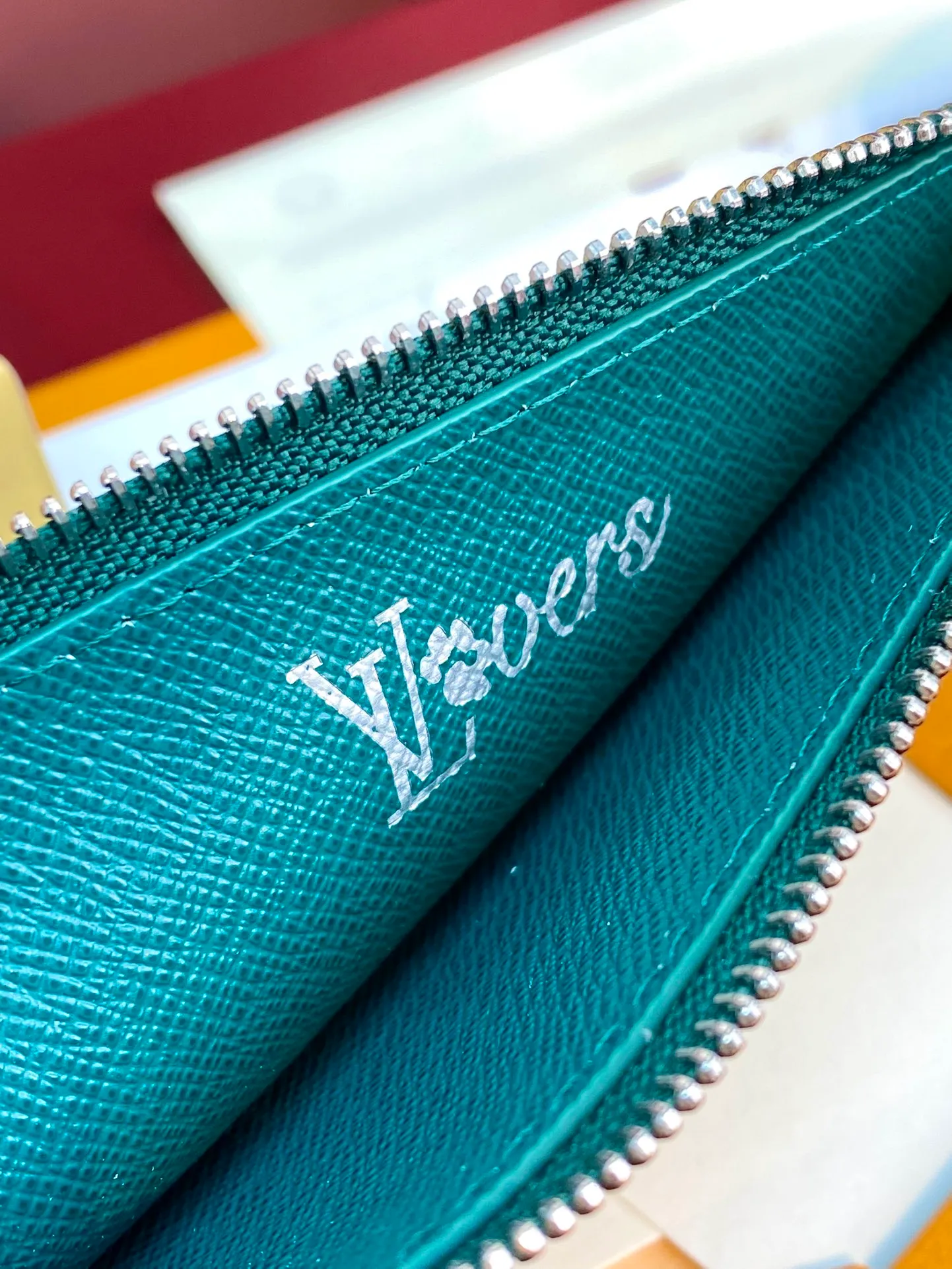 M12660 green! COIN card holder, Pharrell Williams draws on the traditional elements of the brand's Damier print. This time, the Coin card holder incorporates criss-crossing textures and the Marque L.Vuitton Déposée logo, creatively reshaping the classic Monogram pattern, combining practical function and elegant style.  14.5 x 1 x 8 cm (height x width x length). 💰320