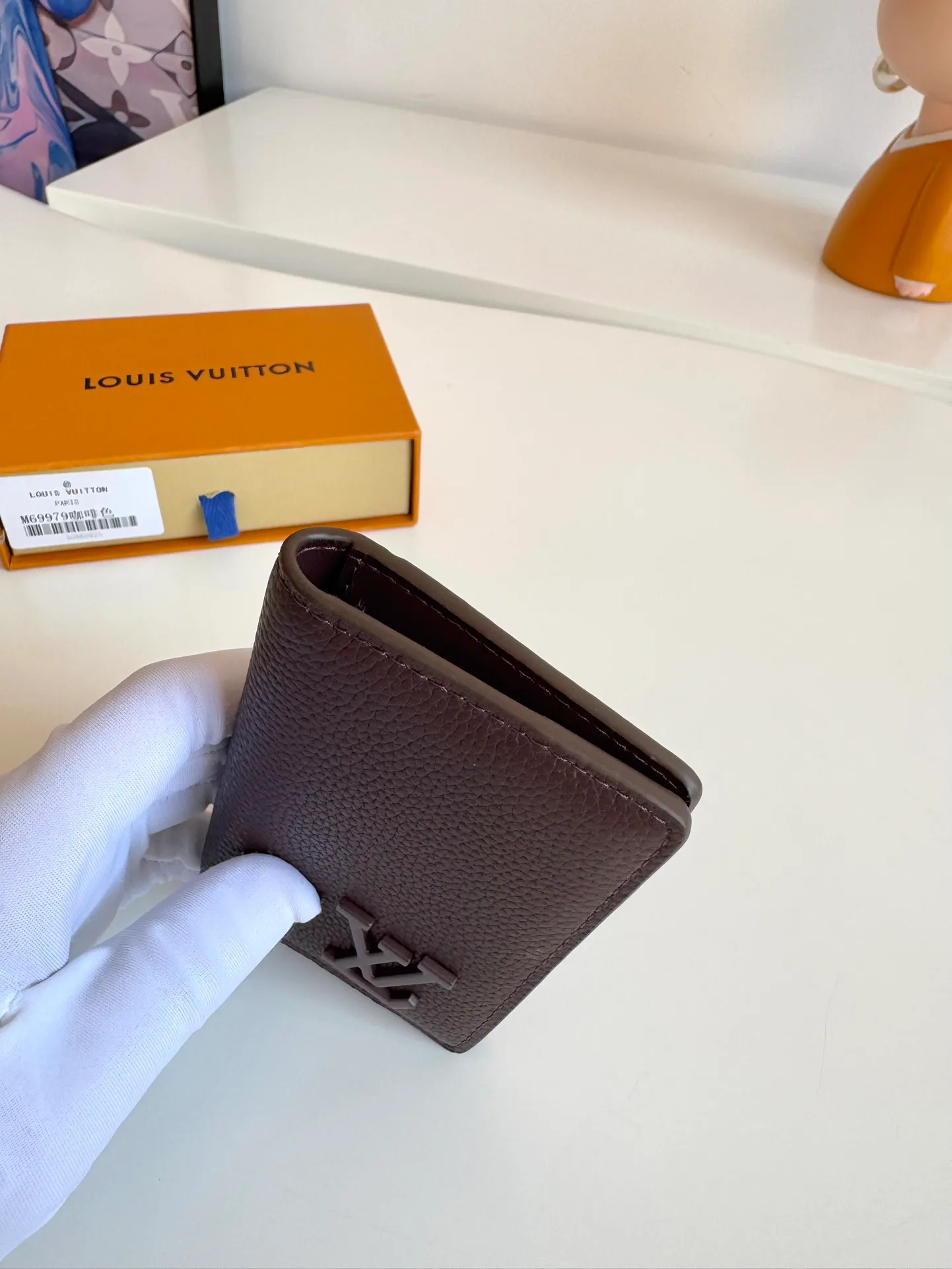 P340🇫🇷Exclusive real shot of overseas original order M69979 coffee! The new LV Aerogram Pocket Wallet is made of cow leather as soft as old aviation letterheads. The metal LV letters discreetly mark the brand identity. It is equipped with compartments and card slots, achieving the fusion of elegance and functionality. Pairs with any LV Aerogram bag. Size: 11×8cm
