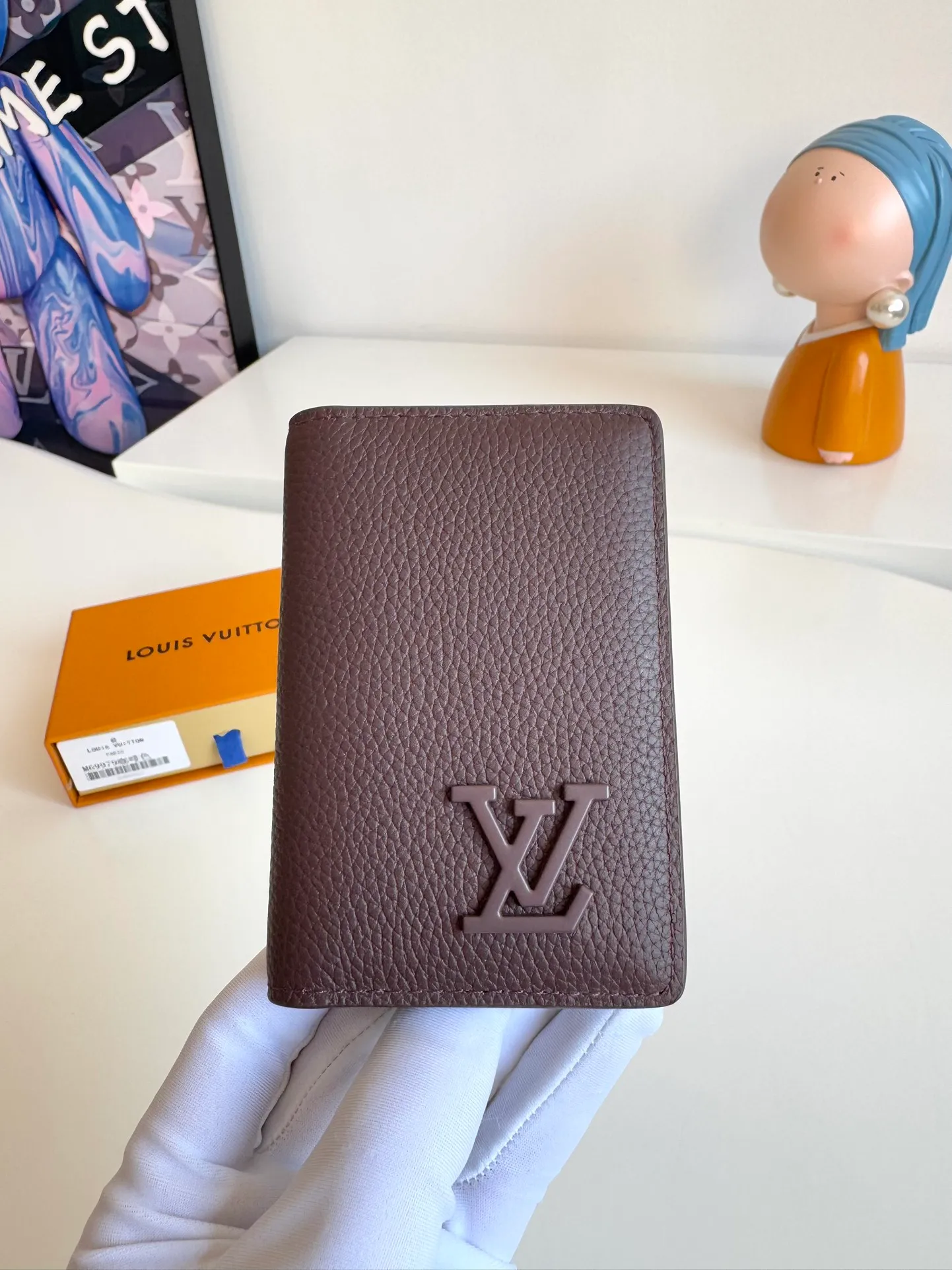 P340🇫🇷Exclusive real shot of overseas original order M69979 coffee! The new LV Aerogram Pocket Wallet is made of cow leather as soft as old aviation letterheads. The metal LV letters discreetly mark the brand identity. It is equipped with compartments and card slots, achieving the fusion of elegance and functionality. Pairs with any LV Aerogram bag. Size: 11×8cm