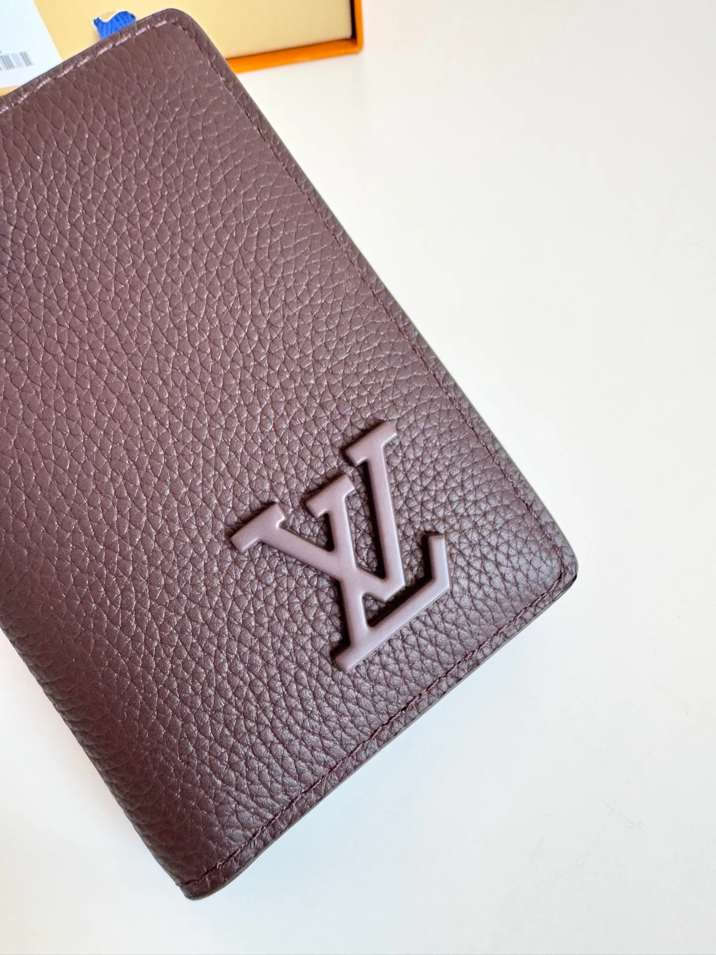 P340🇫🇷Exclusive real shot of overseas original order M69979 coffee! The new LV Aerogram Pocket Wallet is made of cow leather as soft as old aviation letterheads. The metal LV letters discreetly mark the brand identity. It is equipped with compartments and card slots, achieving the fusion of elegance and functionality. Pairs with any LV Aerogram bag. Size: 11×8cm