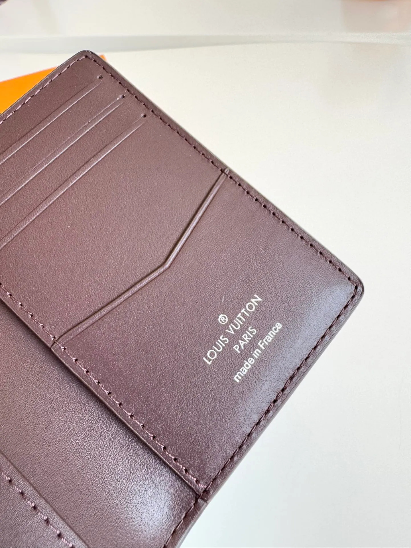 P340🇫🇷Exclusive real shot of overseas original order M69979 coffee! The new LV Aerogram Pocket Wallet is made of cow leather as soft as old aviation letterheads. The metal LV letters discreetly mark the brand identity. It is equipped with compartments and card slots, achieving the fusion of elegance and functionality. Pairs with any LV Aerogram bag. Size: 11×8cm