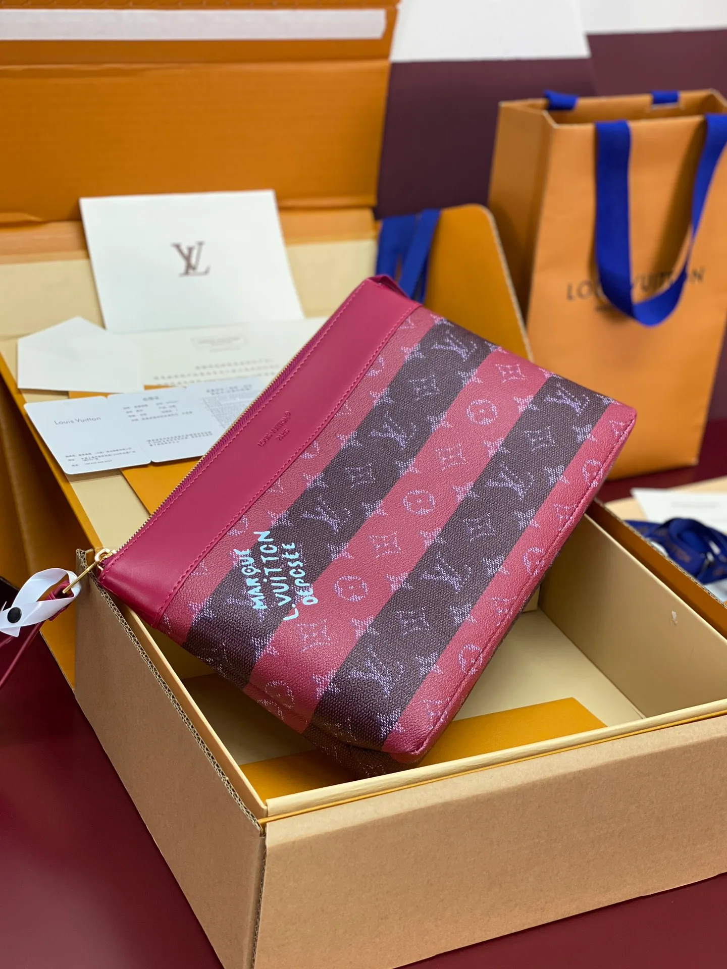 Upgraded version ⚠️M11545 purple stripe! POCHETTE VOYAGE SOUPLE Clutch The Pochette Voyage Souple Clutch is made of soft Monogram Eclipse coated canvas, and uses rounded strokes to outline the classic Pochette Voyage Clutch lines, bringing a comfortable travel experience. The slim construction features a zip compartment and magnetic back pocket. 32 x 21 x 8 cm (length x height x width). 18540300