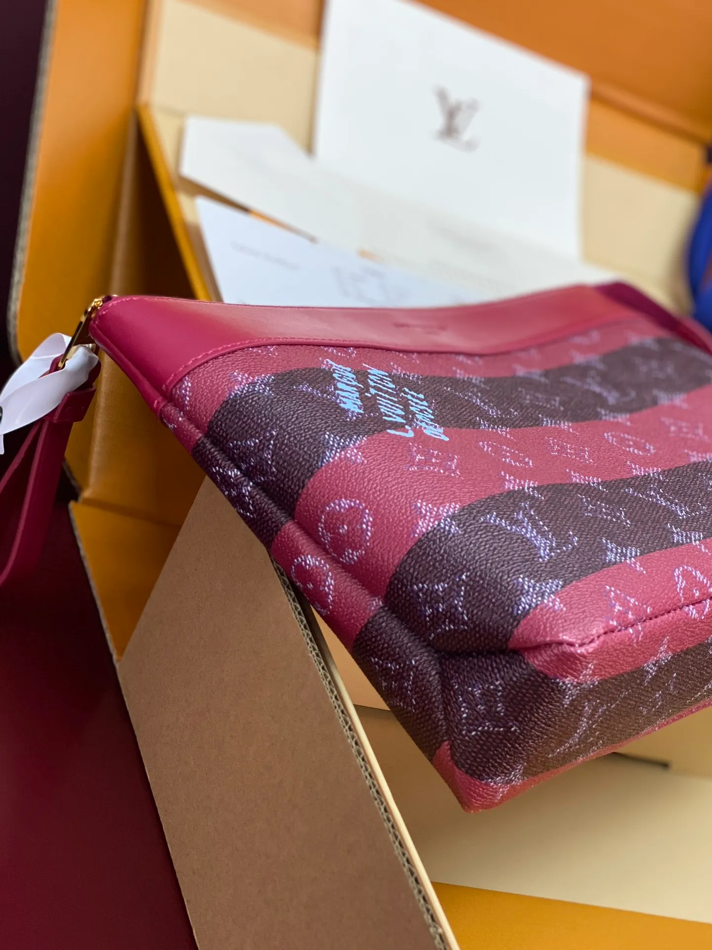 Upgraded version ⚠️M11545 purple stripe! POCHETTE VOYAGE SOUPLE Clutch The Pochette Voyage Souple Clutch is made of soft Monogram Eclipse coated canvas, and uses rounded strokes to outline the classic Pochette Voyage Clutch lines, bringing a comfortable travel experience. The slim construction features a zip compartment and magnetic back pocket. 32 x 21 x 8 cm (length x height x width). 18540300