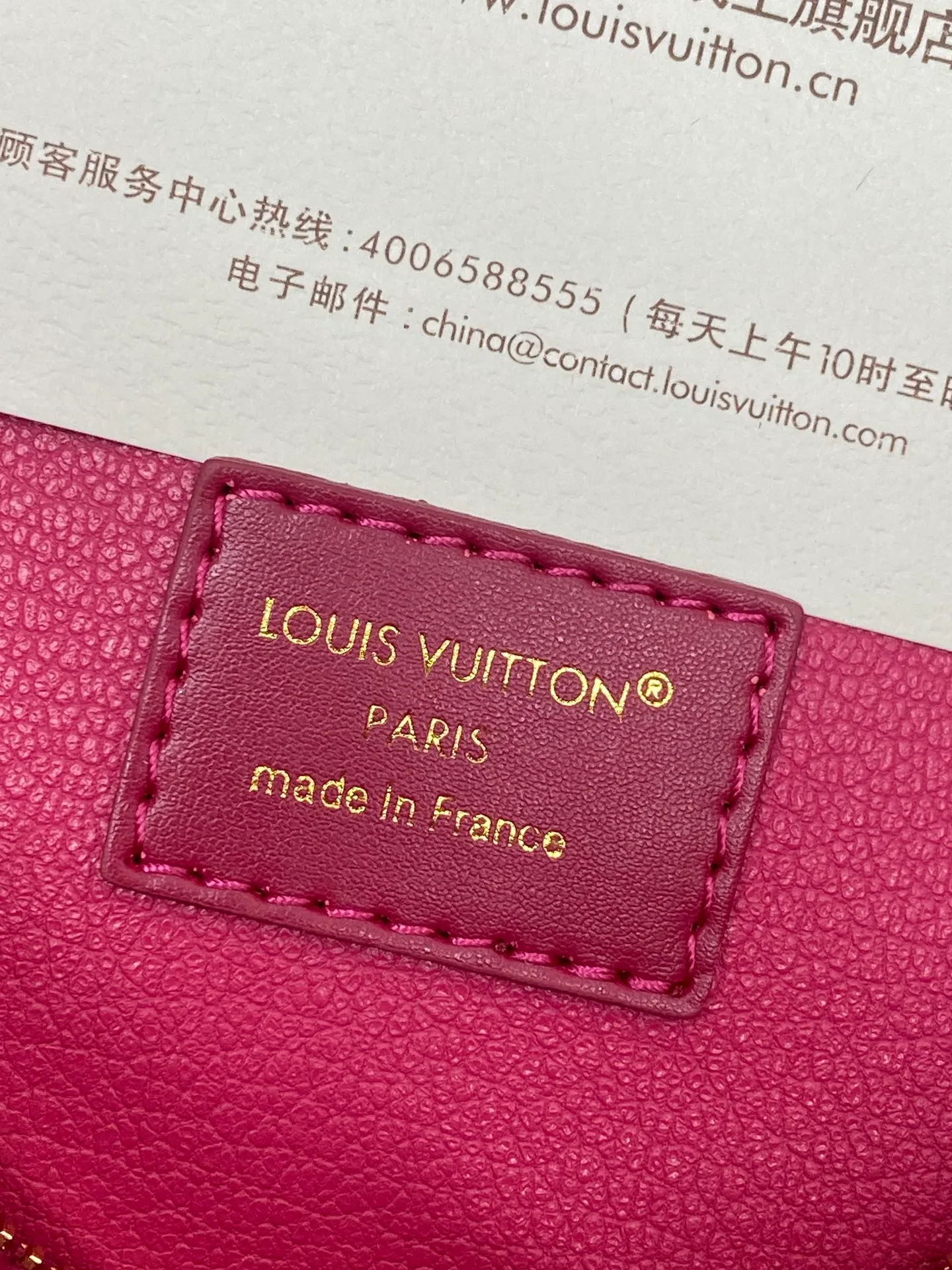 Upgraded version ⚠️M11545 purple stripe! POCHETTE VOYAGE SOUPLE Clutch The Pochette Voyage Souple Clutch is made of soft Monogram Eclipse coated canvas, and uses rounded strokes to outline the classic Pochette Voyage Clutch lines, bringing a comfortable travel experience. The slim construction features a zip compartment and magnetic back pocket. 32 x 21 x 8 cm (length x height x width). 18540300