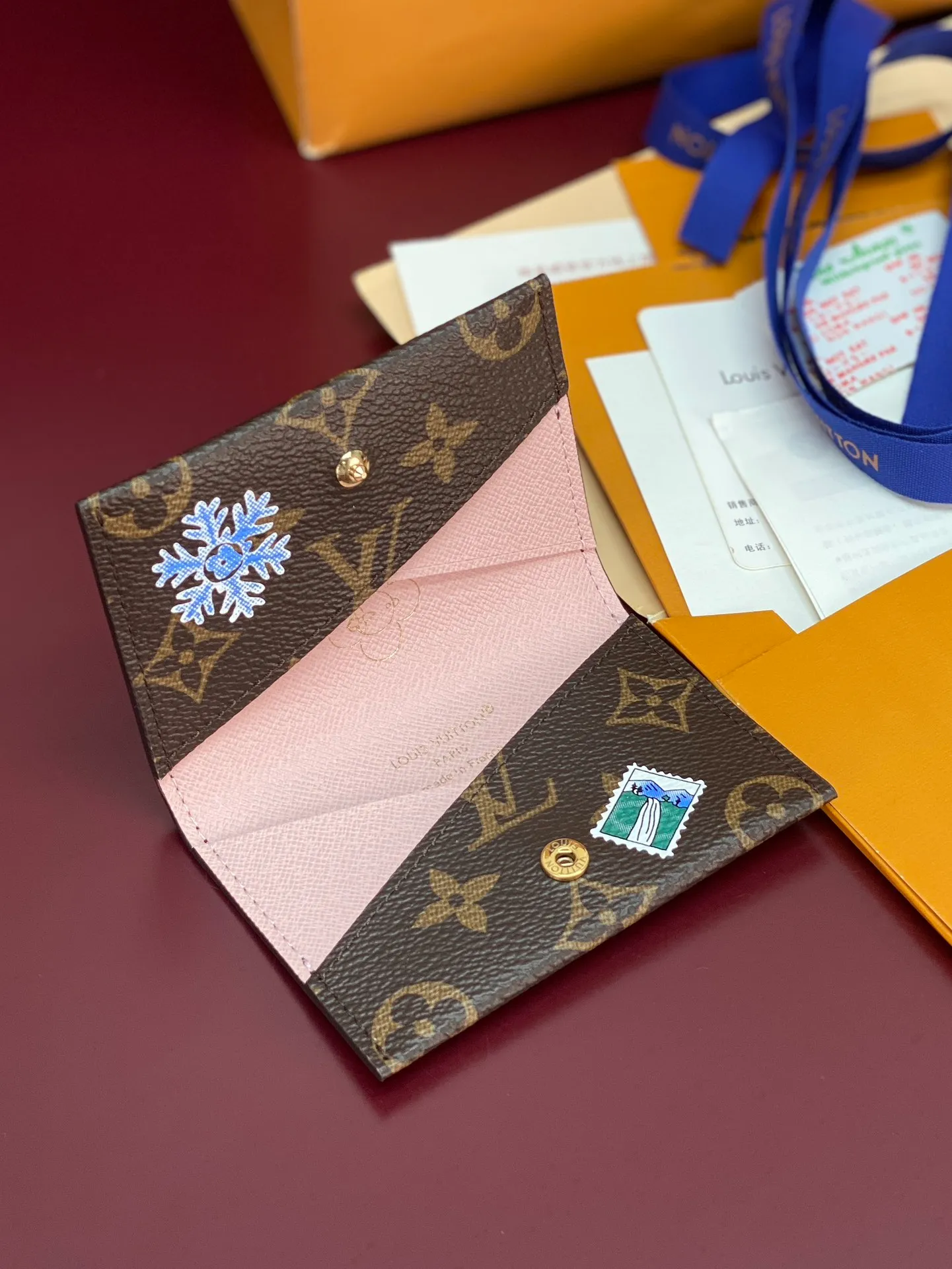 M15343 Christmas model! SLIM Card Holder (High Quality)⚠️ This Slim Card Holder is made of Monogram canvas with a contrasting leather lining, and is a playful interpretation of the classic design with the smart image of the brand mascot Vivienne. Yingze metal hardware and card slots complete the details.  7.3 x 1 x 10.6 cm (height x width x length). 💰360