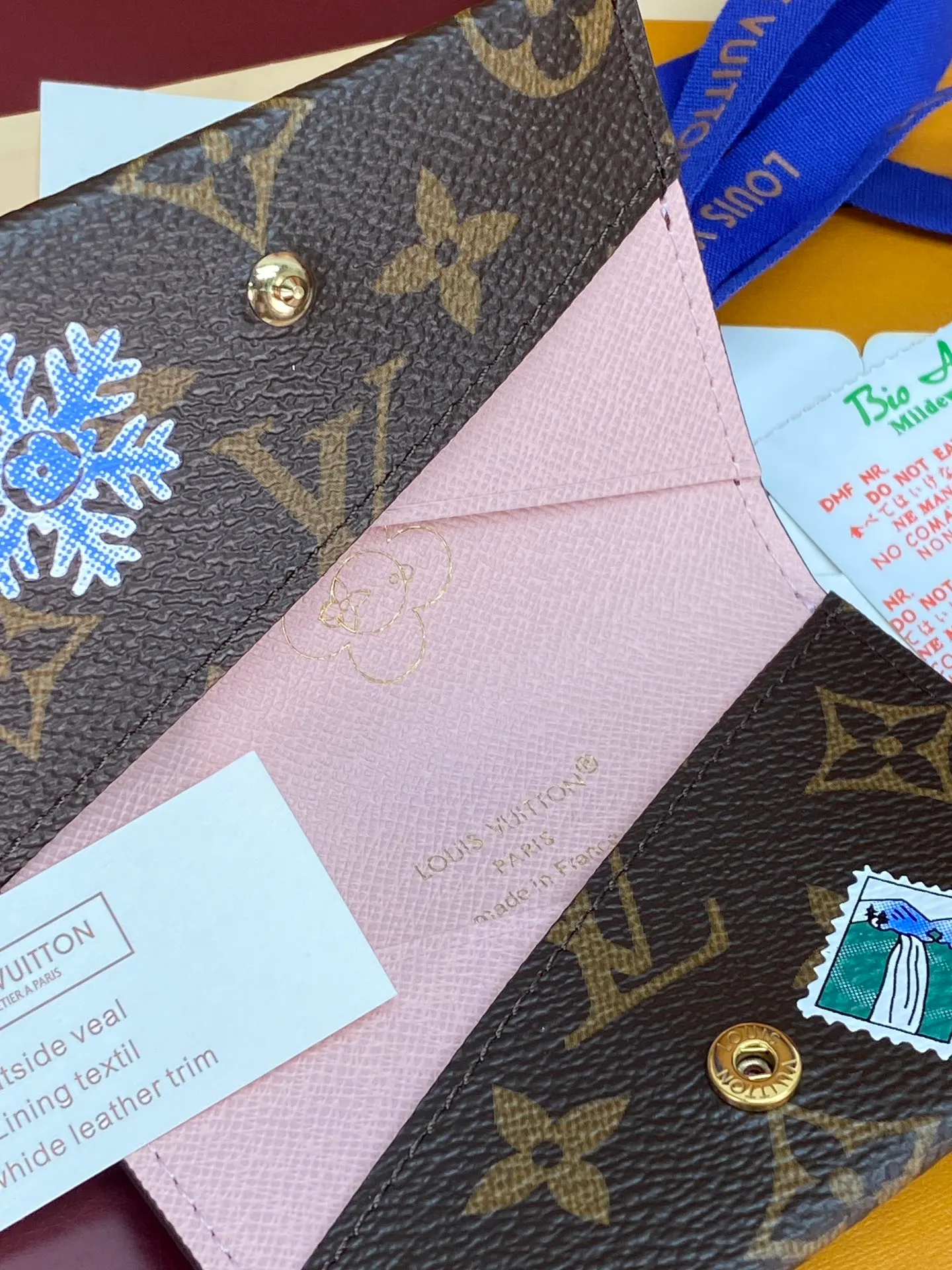 M15343 Christmas model! SLIM Card Holder (High Quality)⚠️ This Slim Card Holder is made of Monogram canvas with a contrasting leather lining, and is a playful interpretation of the classic design with the smart image of the brand mascot Vivienne. Yingze metal hardware and card slots complete the details.  7.3 x 1 x 10.6 cm (height x width x length). 💰360