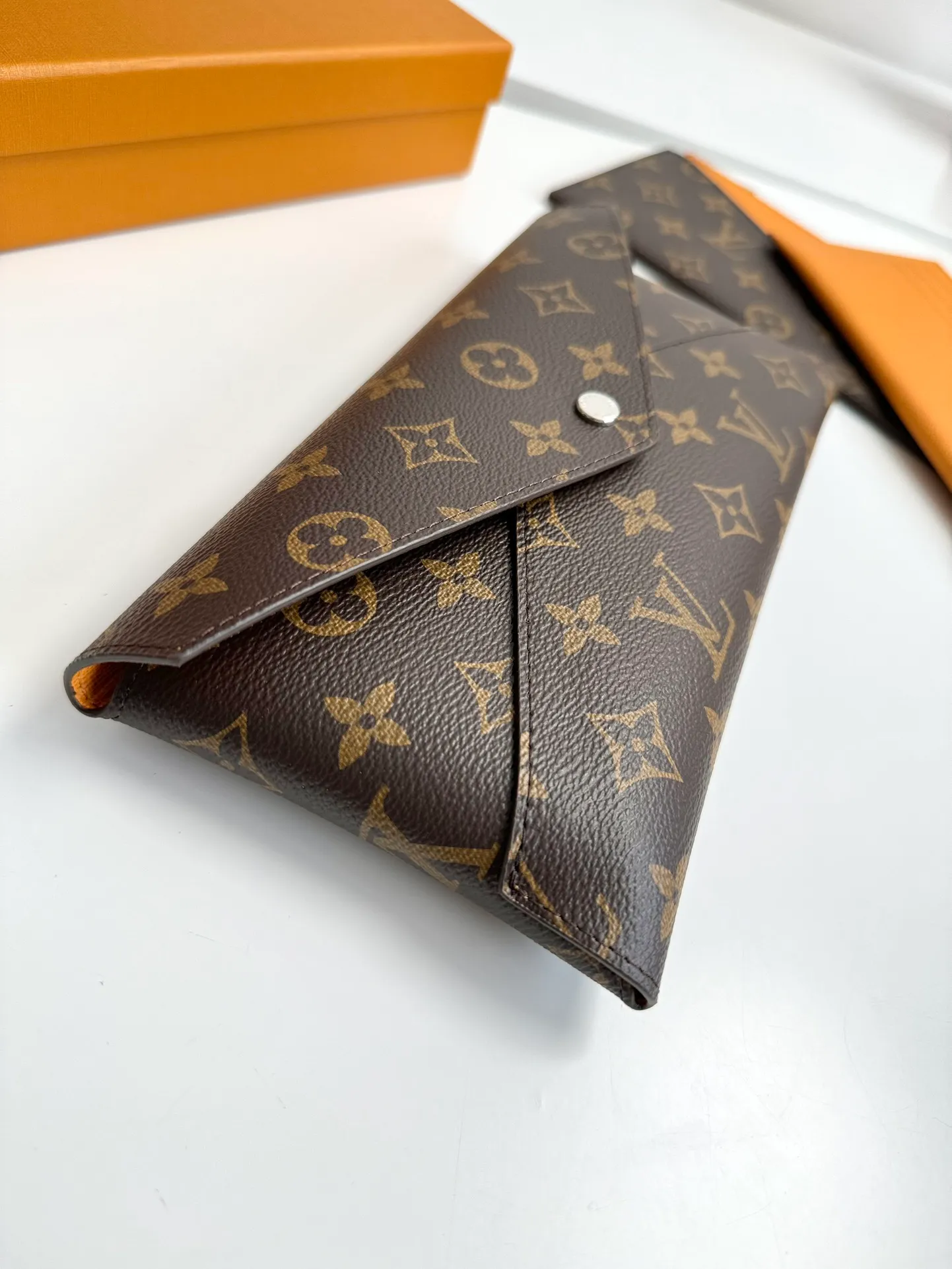 P520🇫🇷Exclusive real shot of overseas original single M12358! The Kirigami Organizer Wallet is named after the Japanese art of paper cutting. Monogram coated canvas creates a fluid structure, while grained leather lining adds pop of color. Equipped with a removable zipper pocket and a card compartment patch pocket for convenient storage of important documents. Size: 23×11×2cm