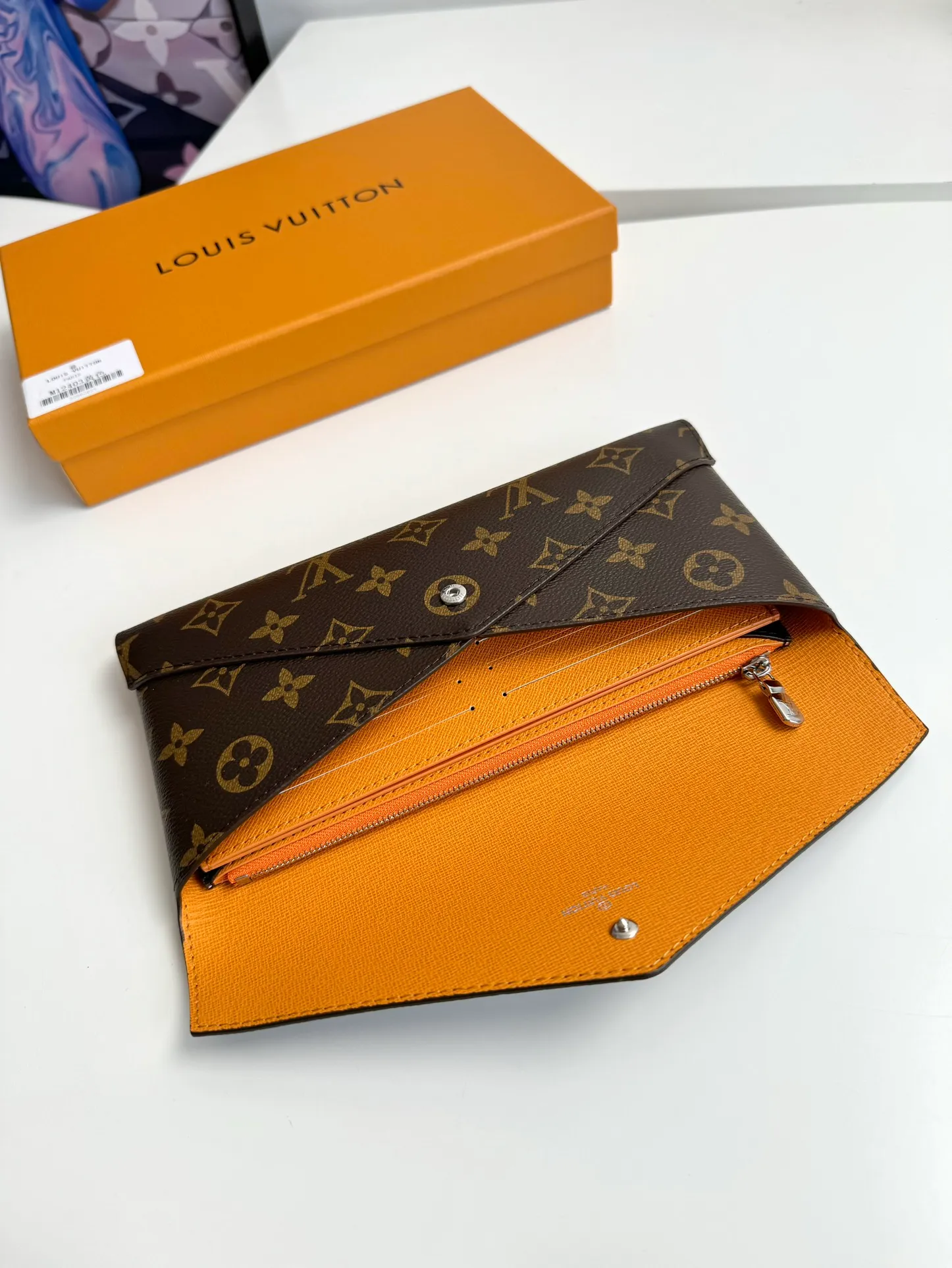 P520🇫🇷Exclusive real shot of overseas original single M12358! The Kirigami Organizer Wallet is named after the Japanese art of paper cutting. Monogram coated canvas creates a fluid structure, while grained leather lining adds pop of color. Equipped with a removable zipper pocket and a card compartment patch pocket for convenient storage of important documents. Size: 23×11×2cm