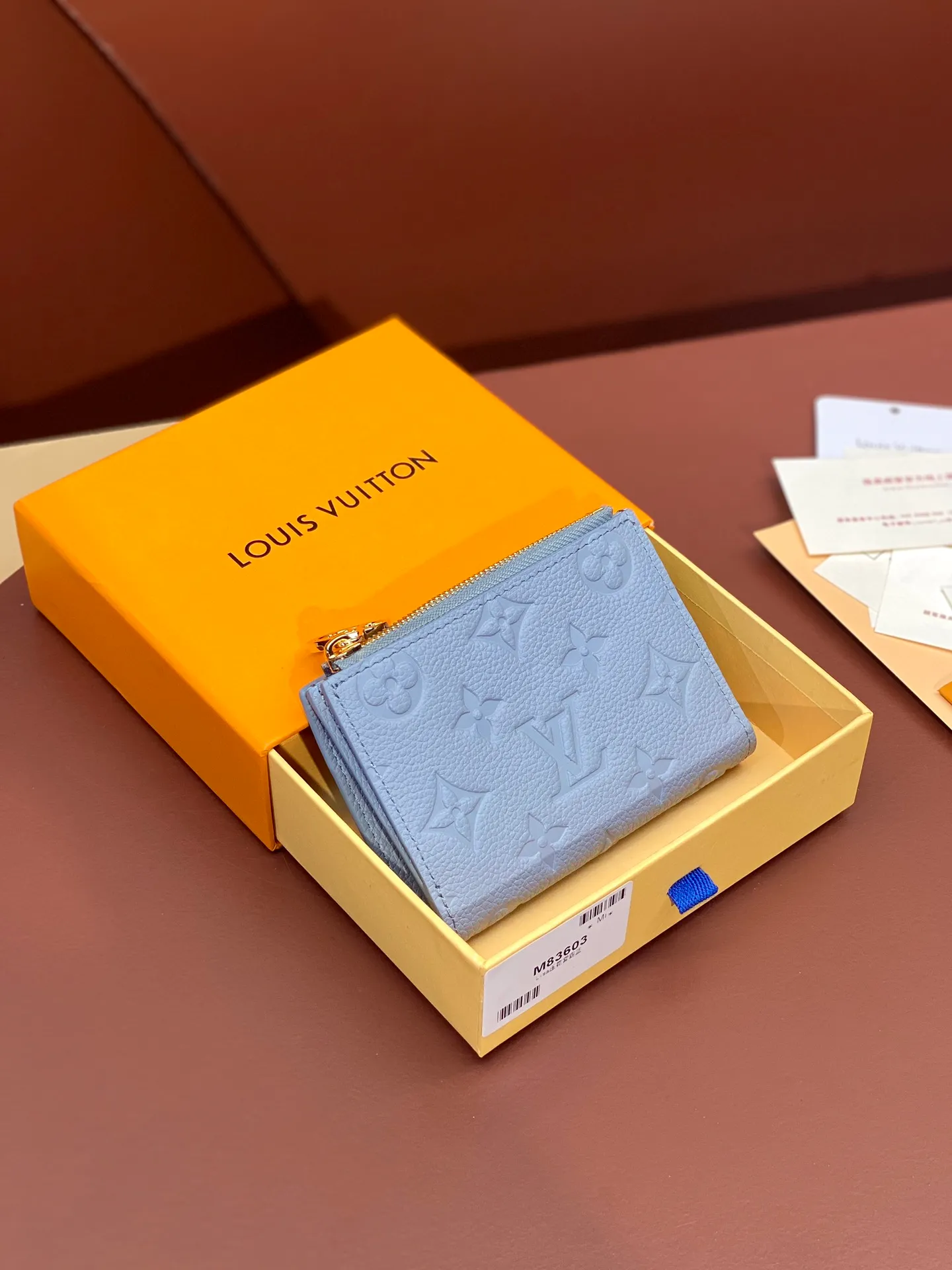 💰440 M83603 haze blue! Made of top layer cowhide! Portefeuil Lisa Compact wallet made of Monogram canvas. It has a laminated coin pocket with a handle. It is also attractive in size suitable for small bags and clutches. It has a bill compartment on the inside. 2 flat pockets and 4 card slots. Size: 9×11.5×1.5cm. .