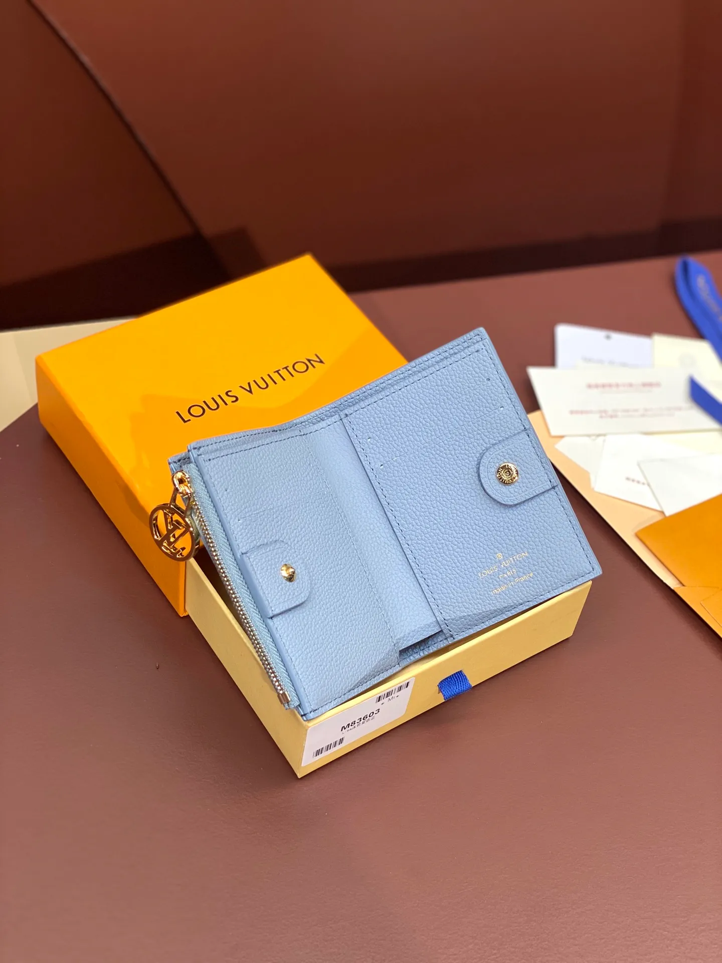 💰440 M83603 haze blue! Made of top layer cowhide! Portefeuil Lisa Compact wallet made of Monogram canvas. It has a laminated coin pocket with a handle. It is also attractive in size suitable for small bags and clutches. It has a bill compartment on the inside. 2 flat pockets and 4 card slots. Size: 9×11.5×1.5cm. .