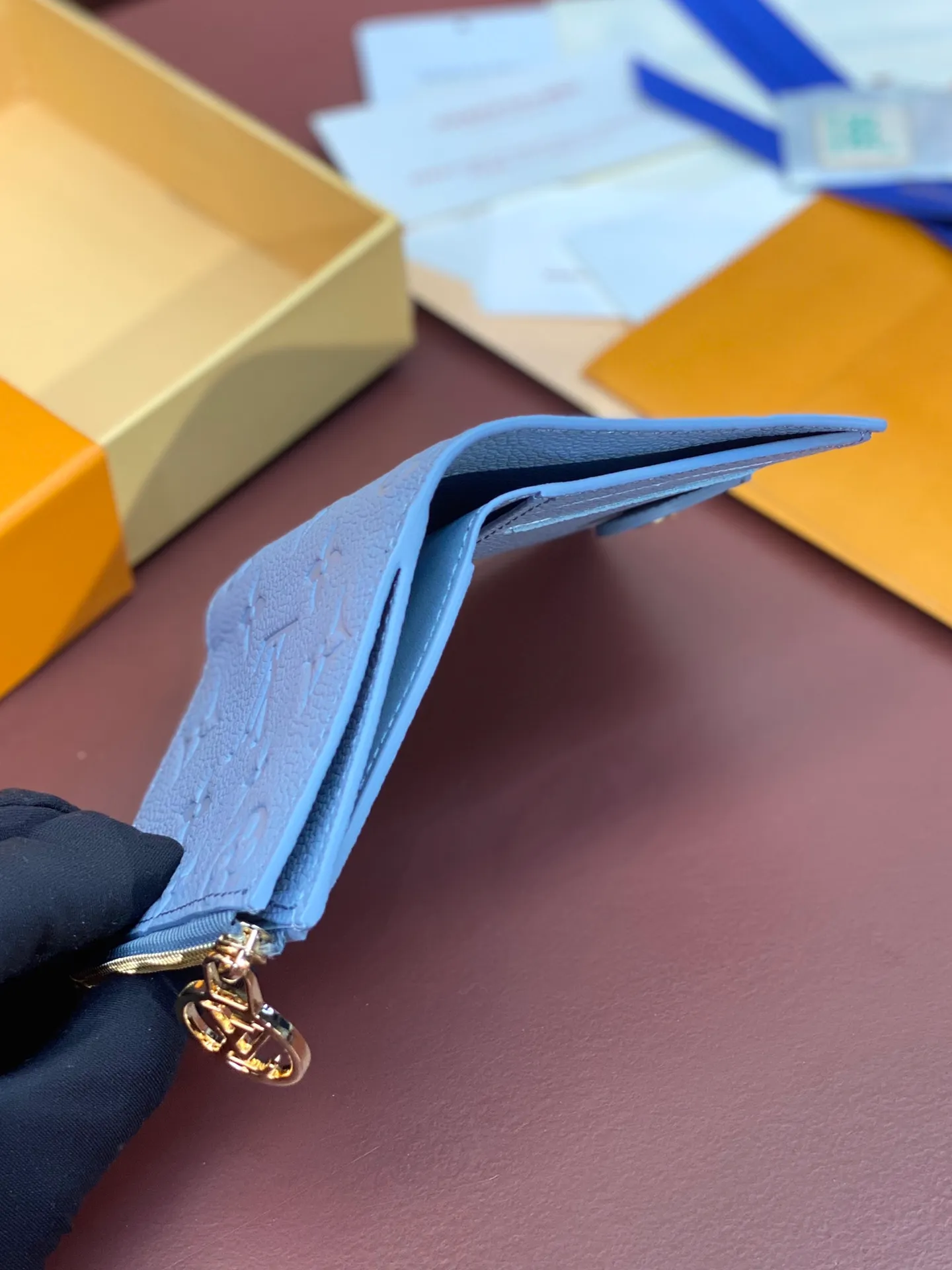 💰440 M83603 haze blue! Made of top layer cowhide! Portefeuil Lisa Compact wallet made of Monogram canvas. It has a laminated coin pocket with a handle. It is also attractive in size suitable for small bags and clutches. It has a bill compartment on the inside. 2 flat pockets and 4 card slots. Size: 9×11.5×1.5cm. .