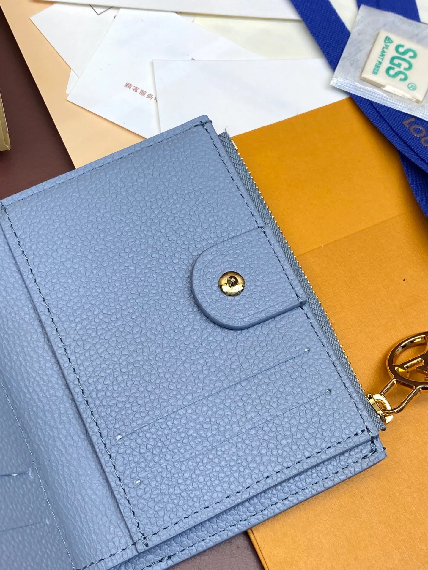 💰440 M83603 haze blue! Made of top layer cowhide! Portefeuil Lisa Compact wallet made of Monogram canvas. It has a laminated coin pocket with a handle. It is also attractive in size suitable for small bags and clutches. It has a bill compartment on the inside. 2 flat pockets and 4 card slots. Size: 9×11.5×1.5cm. .