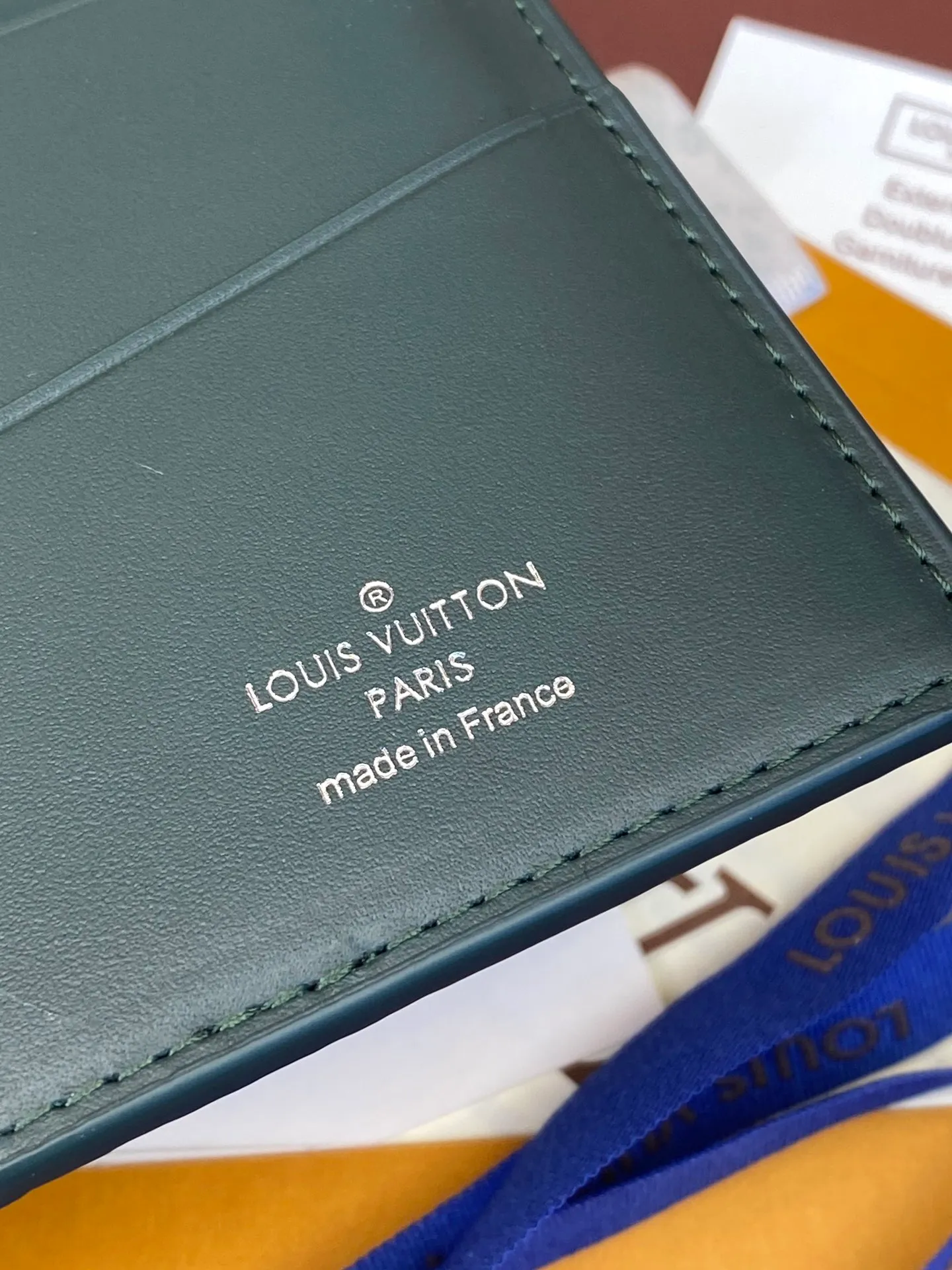 💰 480 M69038 Green! The chip version, (made of top-grain cowhide) Brazza wallet is made of soft Taurillon leather embossed with the Monogram pattern. It has various card slots, pockets and a large zippered coin compartment. It has ample capacity and can easily fit in most jacket pockets. Dimensions 10 x 19 x 2 cm (length x height x width).