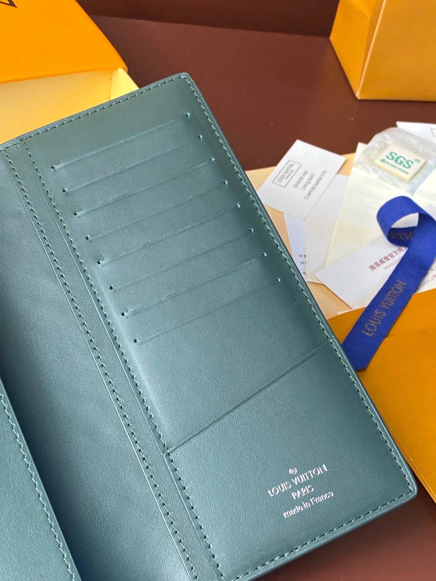 💰 480 M69038 Green! The chip version, (made of top-grain cowhide) Brazza wallet is made of soft Taurillon leather embossed with the Monogram pattern. It has various card slots, pockets and a large zippered coin compartment. It has ample capacity and can easily fit in most jacket pockets. Dimensions 10 x 19 x 2 cm (length x height x width).