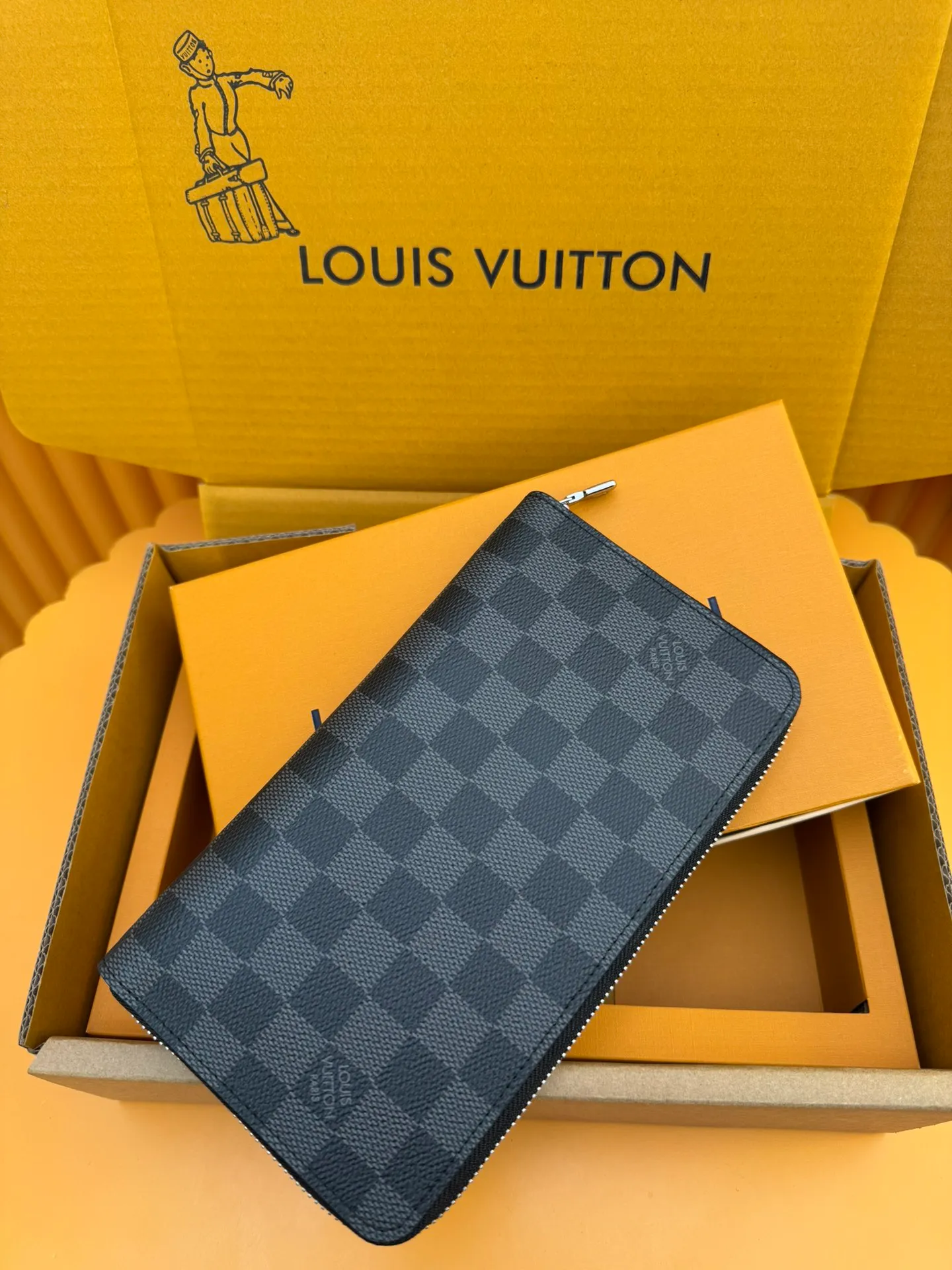 N63077 "Special Duty Free" ♻️[Official Special Edition·First Class Material·All Steel Hardware·Anti-Counterfeiting Chip·Full Packaging] This Zippy organizational wallet is made of Damier Ebene canvas and equipped with a Ruht-color metal surface. Its well-designed interior includes 16 card slots, a zippered pocket to store coins, and a flat pocket to store banknotes. Two large fan compartments accommodate banknotes, documents and passports. 21x11.5x2cm 💰820