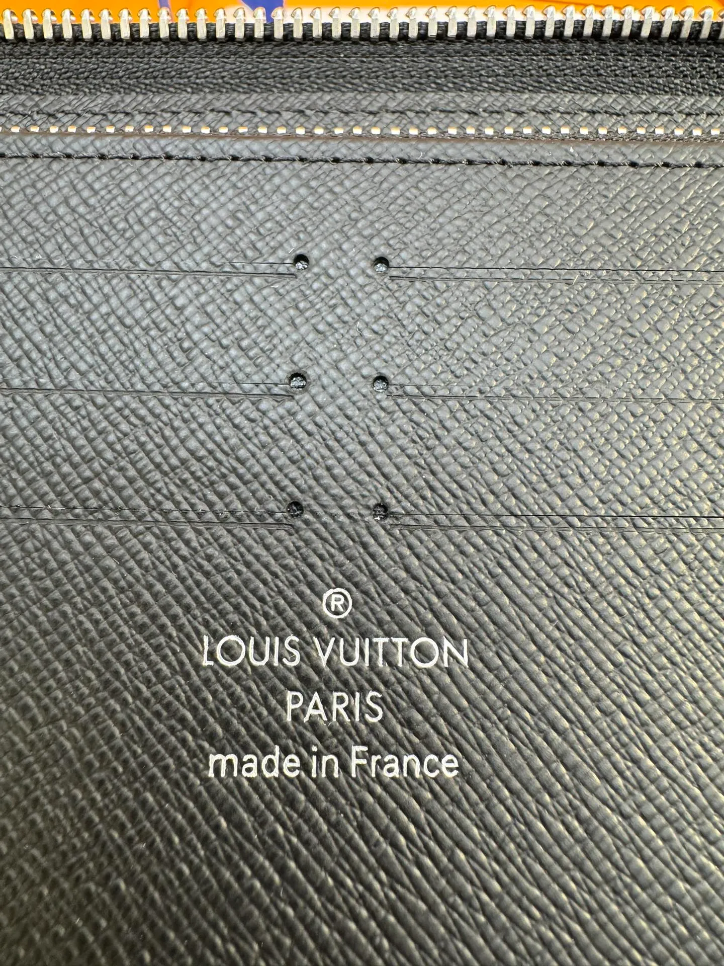 N63077 "Special Duty Free" ♻️[Official Special Edition·First Class Material·All Steel Hardware·Anti-Counterfeiting Chip·Full Packaging] This Zippy organizational wallet is made of Damier Ebene canvas and equipped with a Ruht-color metal surface. Its well-designed interior includes 16 card slots, a zippered pocket to store coins, and a flat pocket to store banknotes. Two large fan compartments accommodate banknotes, documents and passports. 21x11.5x2cm 💰820