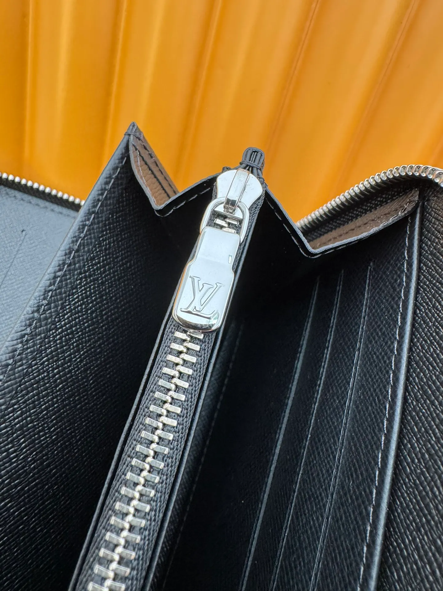 N63077 "Special Duty Free" ♻️[Official Special Edition·First Class Material·All Steel Hardware·Anti-Counterfeiting Chip·Full Packaging] This Zippy organizational wallet is made of Damier Ebene canvas and equipped with a Ruht-color metal surface. Its well-designed interior includes 16 card slots, a zippered pocket to store coins, and a flat pocket to store banknotes. Two large fan compartments accommodate banknotes, documents and passports. 21x11.5x2cm 💰820