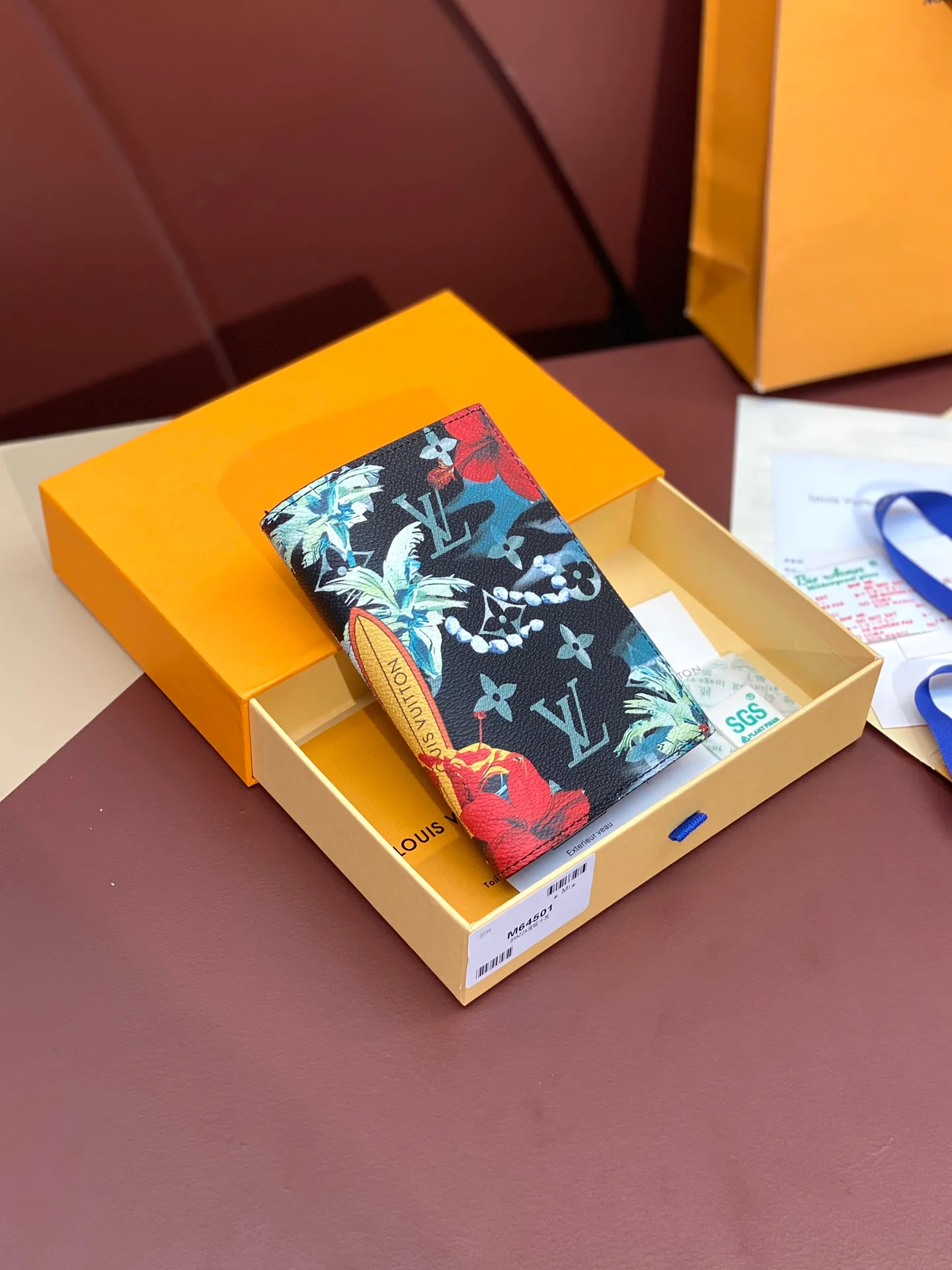 💰340 N64501 Skateboard 🛹 Royal blue! Passport holder! The perfect companion for traveling in style. Lined with luxurious grained calfskin and featuring a multi-compartment interior, this is a classic travel accessory. The image of a giraffe carrying a gorgeous Louis Vuitton handbag and making a shopping spree transforms this elegant passport holder into the embodiment of cuteness. 10.0 x 14.0 x 2.5 cm (length x height x width).