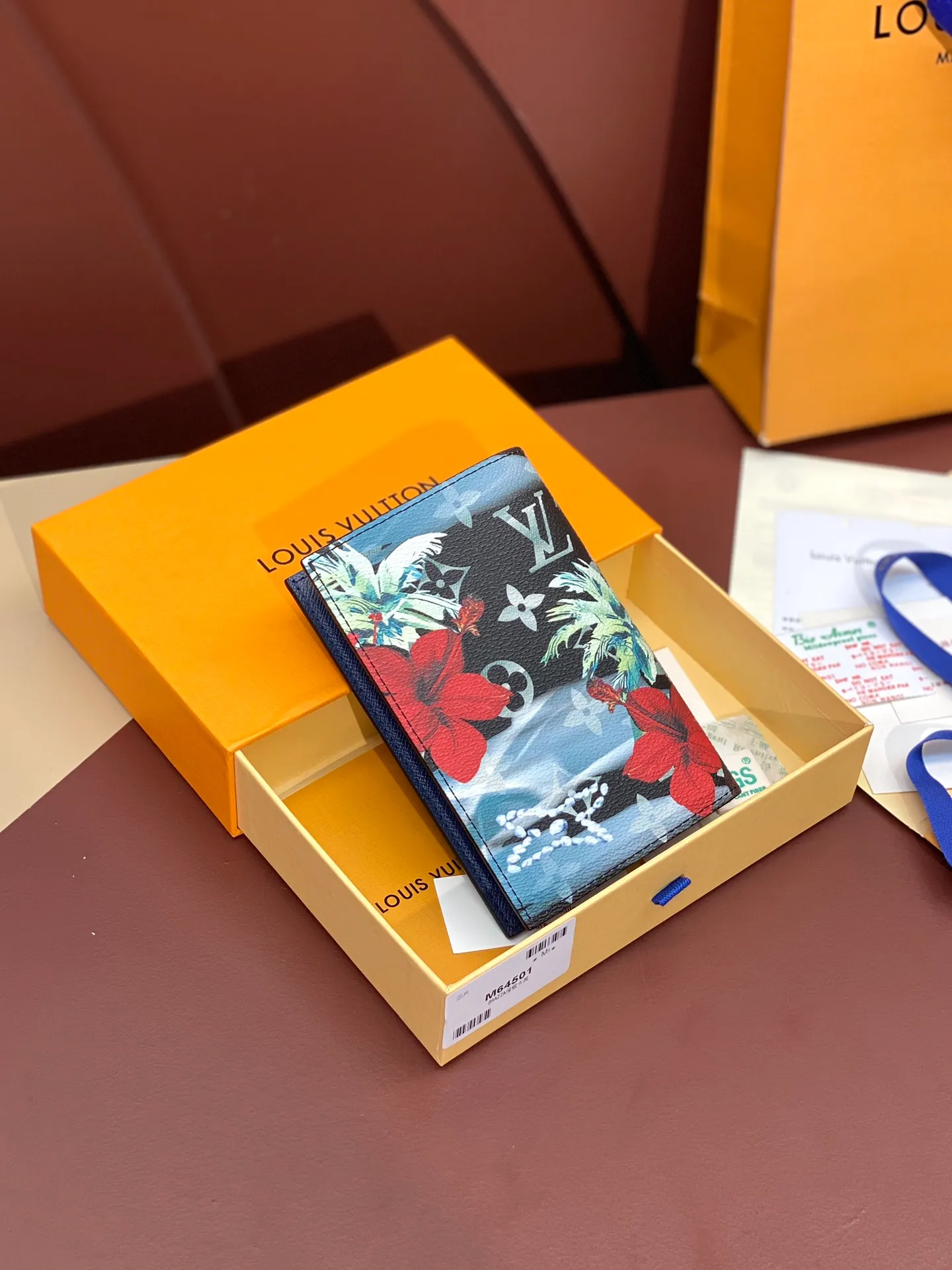 💰340 N64501 Skateboard 🛹 Royal blue! Passport holder! The perfect companion for traveling in style. Lined with luxurious grained calfskin and featuring a multi-compartment interior, this is a classic travel accessory. The image of a giraffe carrying a gorgeous Louis Vuitton handbag and making a shopping spree transforms this elegant passport holder into the embodiment of cuteness. 10.0 x 14.0 x 2.5 cm (length x height x width).