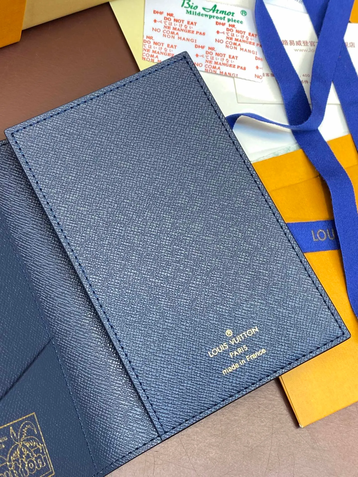 💰340 N64501 Skateboard 🛹 Royal blue! Passport holder! The perfect companion for traveling in style. Lined with luxurious grained calfskin and featuring a multi-compartment interior, this is a classic travel accessory. The image of a giraffe carrying a gorgeous Louis Vuitton handbag and making a shopping spree transforms this elegant passport holder into the embodiment of cuteness. 10.0 x 14.0 x 2.5 cm (length x height x width).