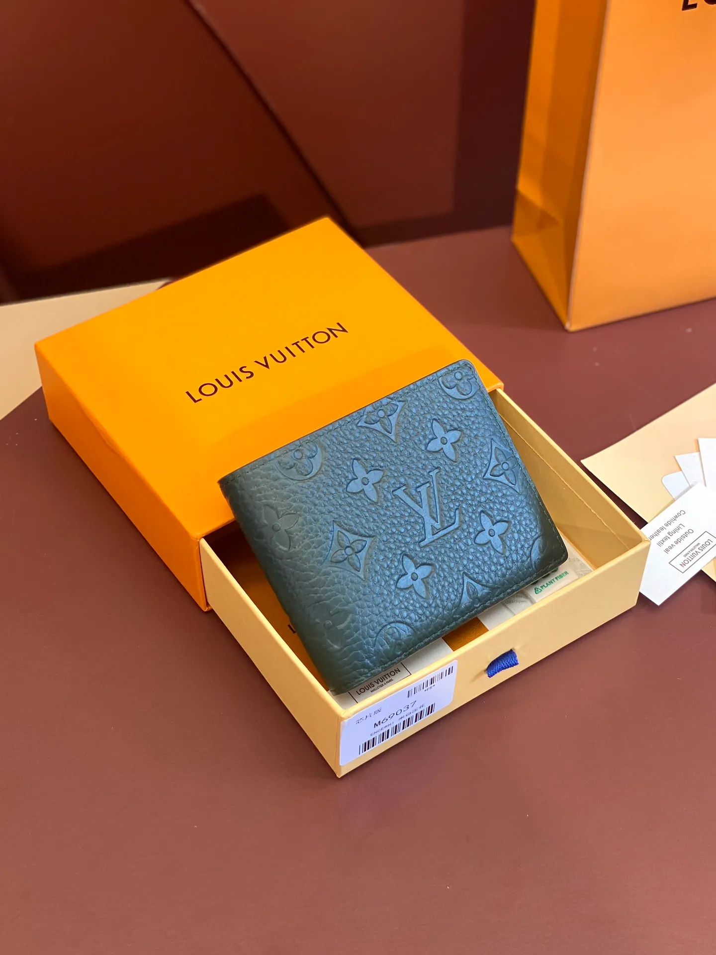 💰380 M69037 Green! Chip version, (made of top-grain cowhide), this Multiple wallet features the classic Monogram embossing on the full-grain Taurillon leather surface, creating a compact structure and concise lines. Card slots, interior pockets and compartments keep cash, receipts and more organized. Detailed features: 11.5 x 9 x 1.5 cm (length x height x width).