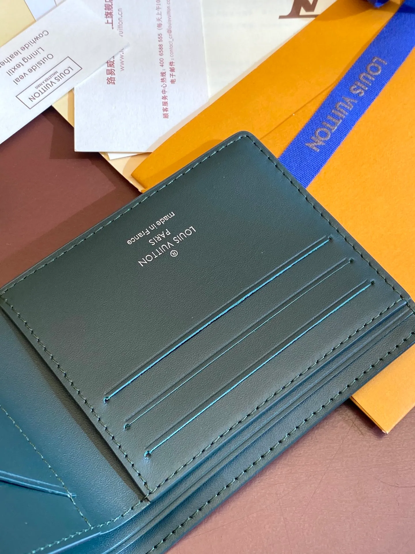 💰380 M69037 Green! Chip version, (made of top-grain cowhide), this Multiple wallet features the classic Monogram embossing on the full-grain Taurillon leather surface, creating a compact structure and concise lines. Card slots, interior pockets and compartments keep cash, receipts and more organized. Detailed features: 11.5 x 9 x 1.5 cm (length x height x width).