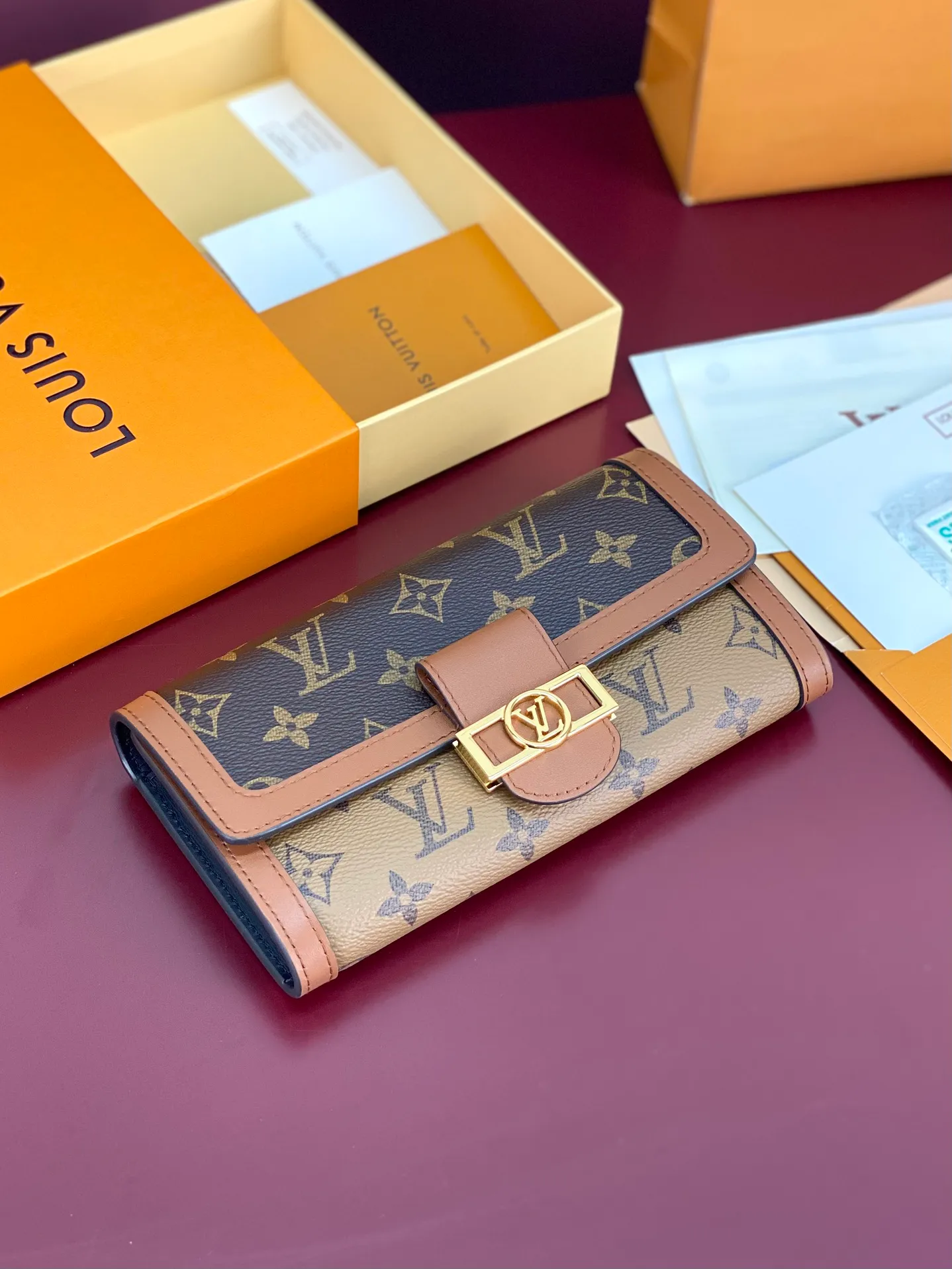 💰640 M46645 Yellow flower! This Sarah Dauphine wallet, Monogram and Monogram Reverse are embellished with a vintage Lv Circle lock in cow leather, cleverly combining the classic design of the Dauphine series. Card compartment and Monogram Reverse canvas coin bag. Dimensions:10x2x19cm.