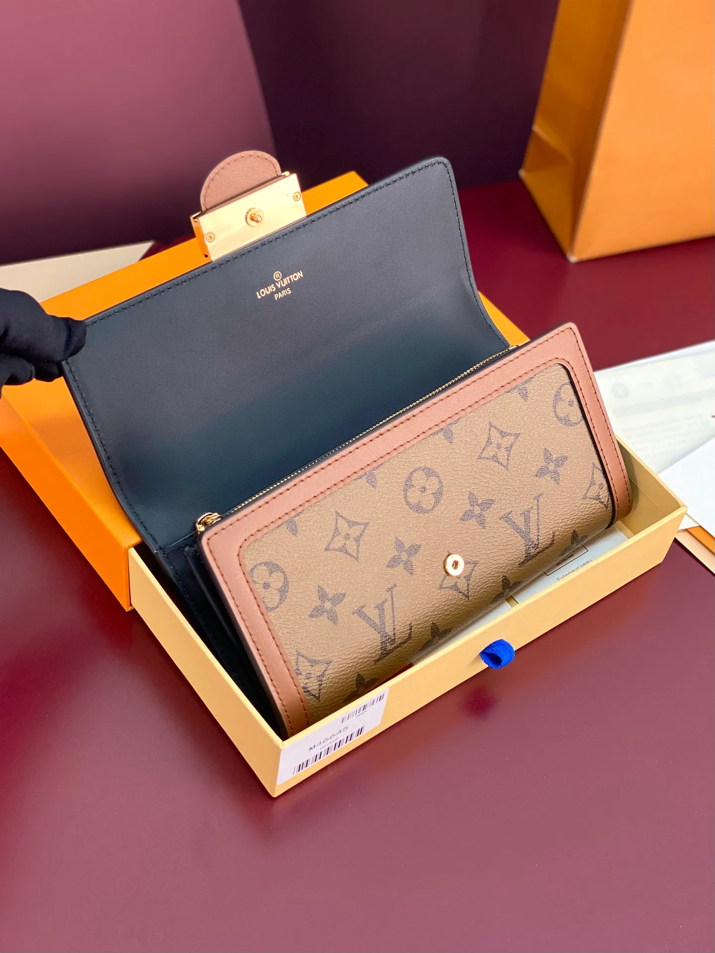 💰640 M46645 Yellow flower! This Sarah Dauphine wallet, Monogram and Monogram Reverse are embellished with a vintage Lv Circle lock in cow leather, cleverly combining the classic design of the Dauphine series. Card compartment and Monogram Reverse canvas coin bag. Dimensions:10x2x19cm.