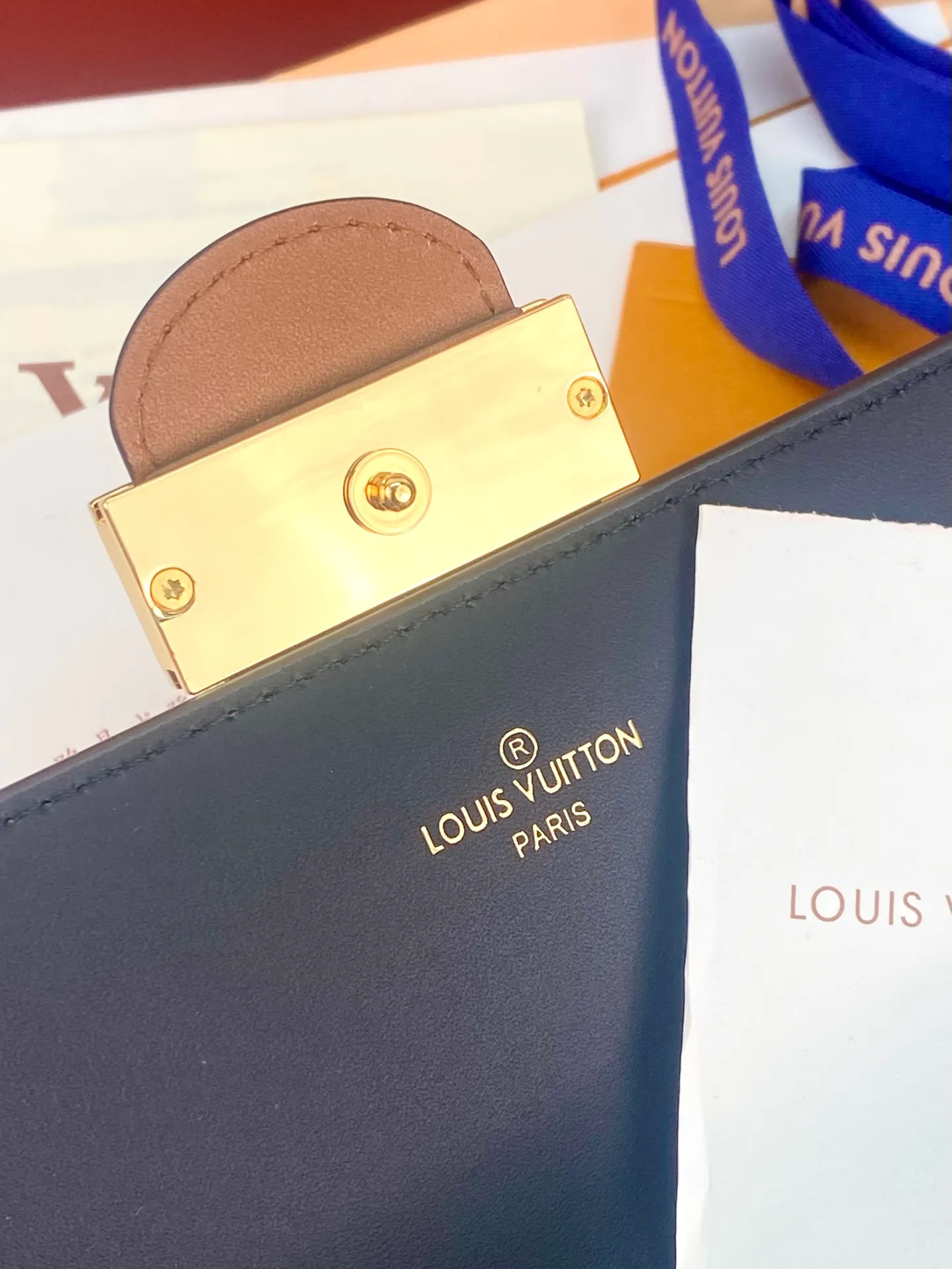 💰640 M46645 Yellow flower! This Sarah Dauphine wallet, Monogram and Monogram Reverse are embellished with a vintage Lv Circle lock in cow leather, cleverly combining the classic design of the Dauphine series. Card compartment and Monogram Reverse canvas coin bag. Dimensions:10x2x19cm.