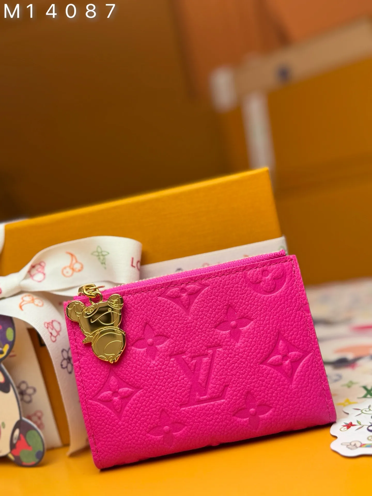 M14087 "Special Duty Free" ♻️ [Official Special Edition·First Class Material·All Steel Hardware·163 Chips·Full Packaging] Lisa Wallet is an everyday necessity with a practical and compact design, equipped with a secure coin pocket, bill compartment and multiple card slots. It's made from Louis Vuitton's elegant Monogram Empreinte leather in fresh seasonal tones from the Louis Vuitton x Murakami collection, with colorful Monogram patterns embellished on the interior. The golden panda-shaped zipper pull adds a touch of vitality to the zipper. 9x11.5x1.5cm 💰680