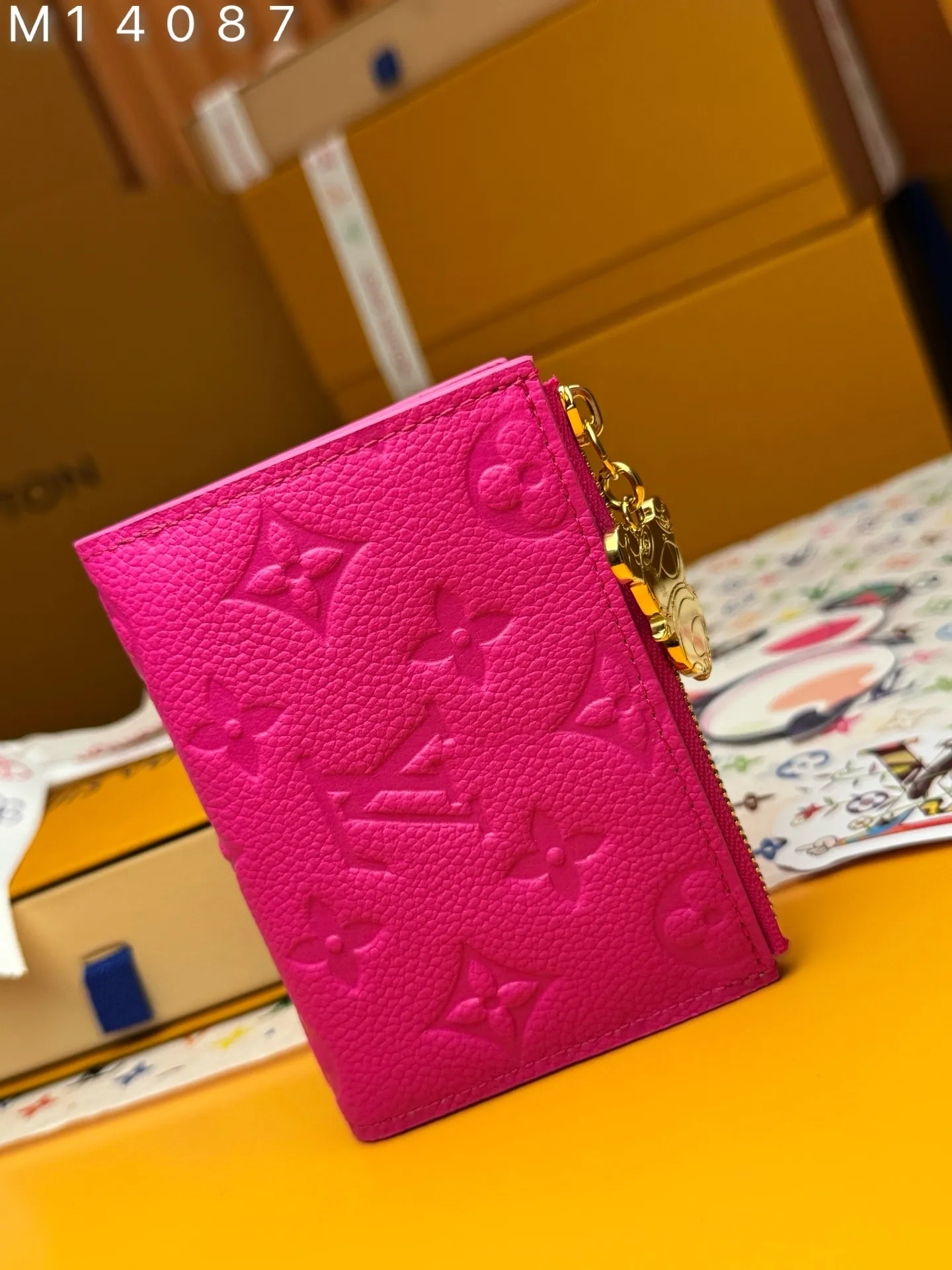 M14087 "Special Duty Free" ♻️ [Official Special Edition·First Class Material·All Steel Hardware·163 Chips·Full Packaging] Lisa Wallet is an everyday necessity with a practical and compact design, equipped with a secure coin pocket, bill compartment and multiple card slots. It's made from Louis Vuitton's elegant Monogram Empreinte leather in fresh seasonal tones from the Louis Vuitton x Murakami collection, with colorful Monogram patterns embellished on the interior. The golden panda-shaped zipper pull adds a touch of vitality to the zipper. 9x11.5x1.5cm 💰680