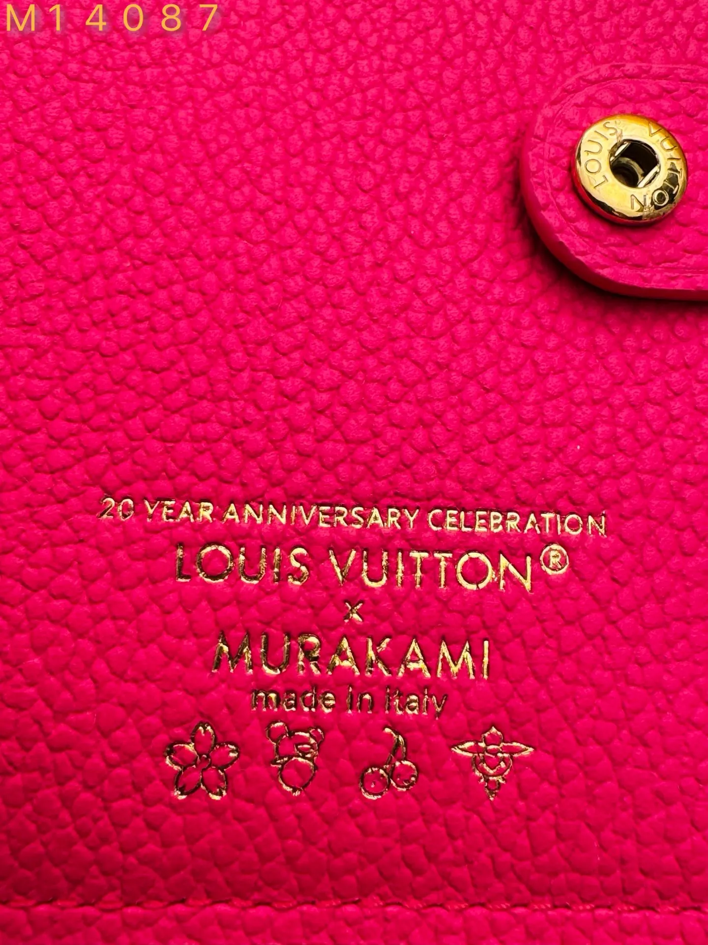 M14087 "Special Duty Free" ♻️ [Official Special Edition·First Class Material·All Steel Hardware·163 Chips·Full Packaging] Lisa Wallet is an everyday necessity with a practical and compact design, equipped with a secure coin pocket, bill compartment and multiple card slots. It's made from Louis Vuitton's elegant Monogram Empreinte leather in fresh seasonal tones from the Louis Vuitton x Murakami collection, with colorful Monogram patterns embellished on the interior. The golden panda-shaped zipper pull adds a touch of vitality to the zipper. 9x11.5x1.5cm 💰680