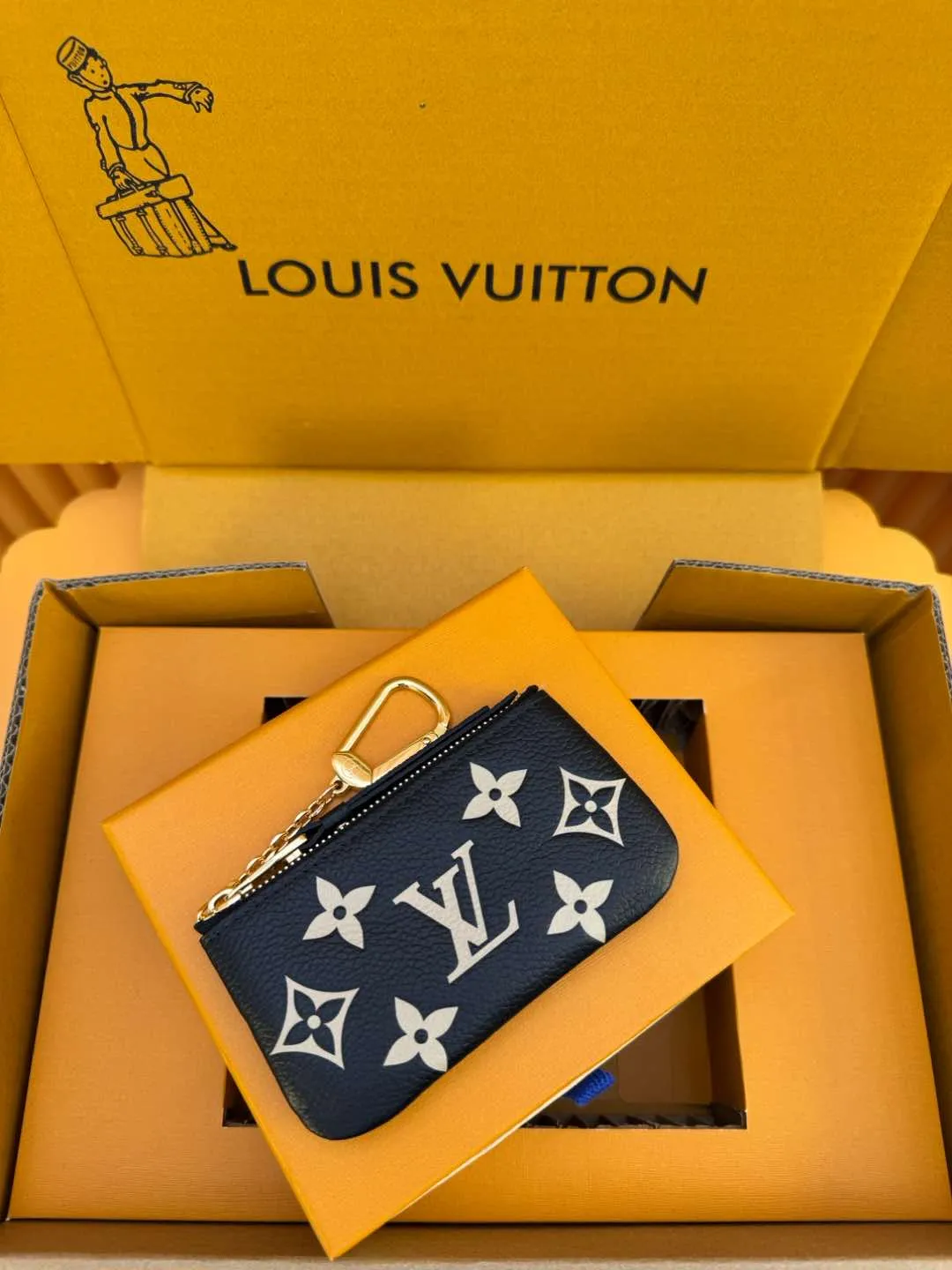 M80885 "Special Class Duty Free" ♻️[Official special edition·First-class material·All-steel hardware·French chips·Full set of packaging] This key bag is from the new season Sunrise Aquarelle series. The Monogram Empreinte embossed leather is dipped in brilliant colors and cleverly depicts the scene of the rising summer sun. Zipper closure holds cash, cards and keys securely. 12x7x1.5cm 💰520