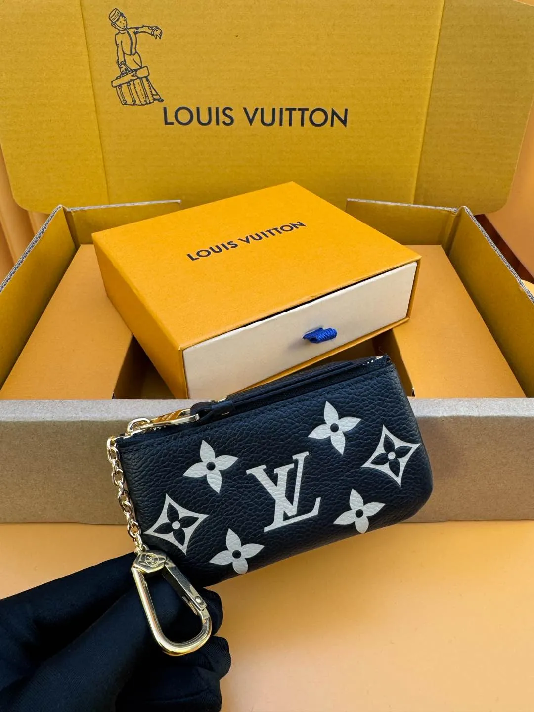 M80885 "Special Class Duty Free" ♻️[Official special edition·First-class material·All-steel hardware·French chips·Full set of packaging] This key bag is from the new season Sunrise Aquarelle series. The Monogram Empreinte embossed leather is dipped in brilliant colors and cleverly depicts the scene of the rising summer sun. Zipper closure holds cash, cards and keys securely. 12x7x1.5cm 💰520