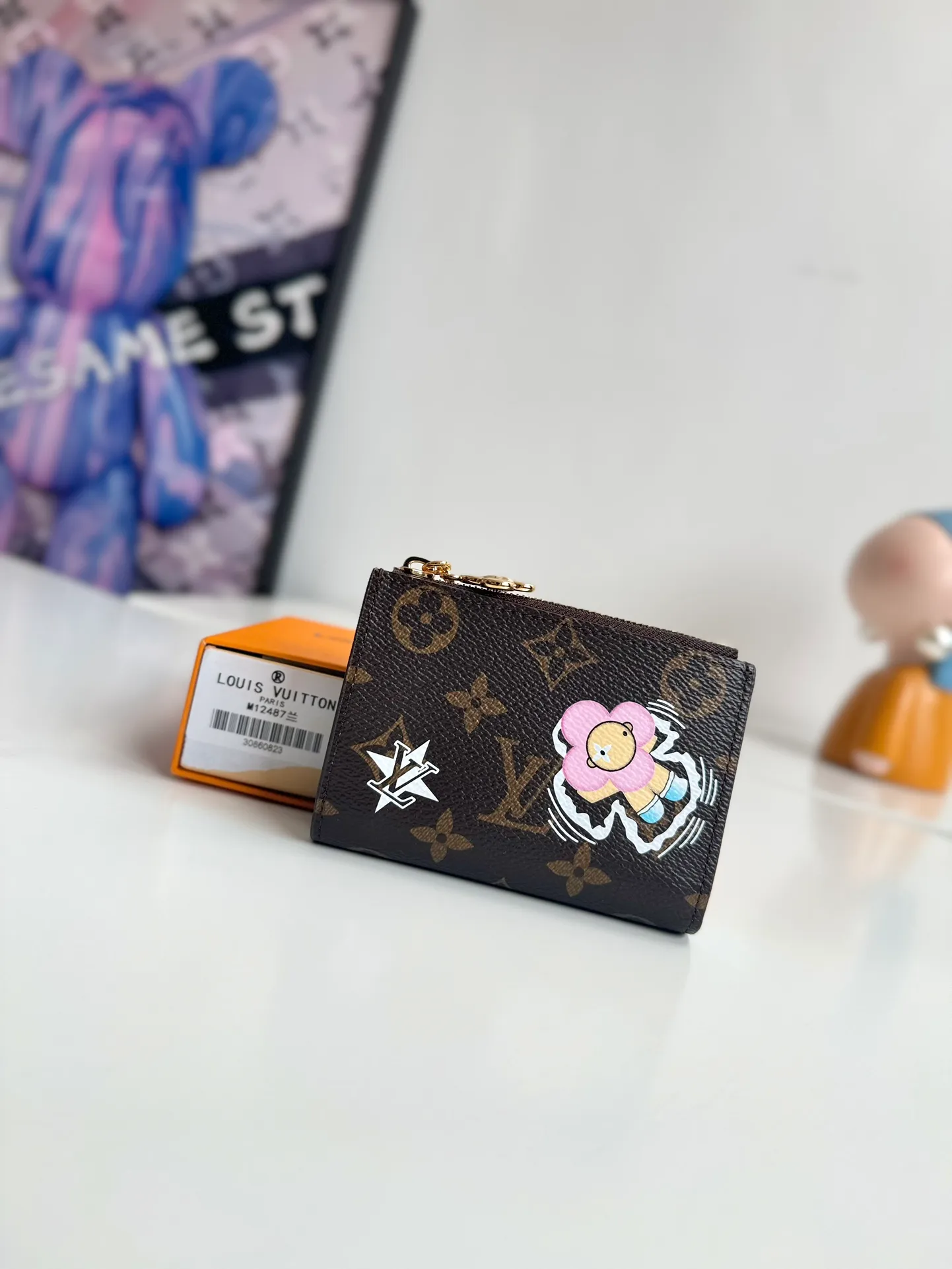 P380🇫🇷Exclusive real shot of overseas original single M12487! This Snow Show Edition Lisa wallet celebrates the holidays with playful and colorful illustrations. It's crafted from signature Monogram canvas and features gold-toned hardware, including Vivian-shaped zipper pulls. This stylish design includes two pockets and four card slots. Size: 11.5×9×1.5cm