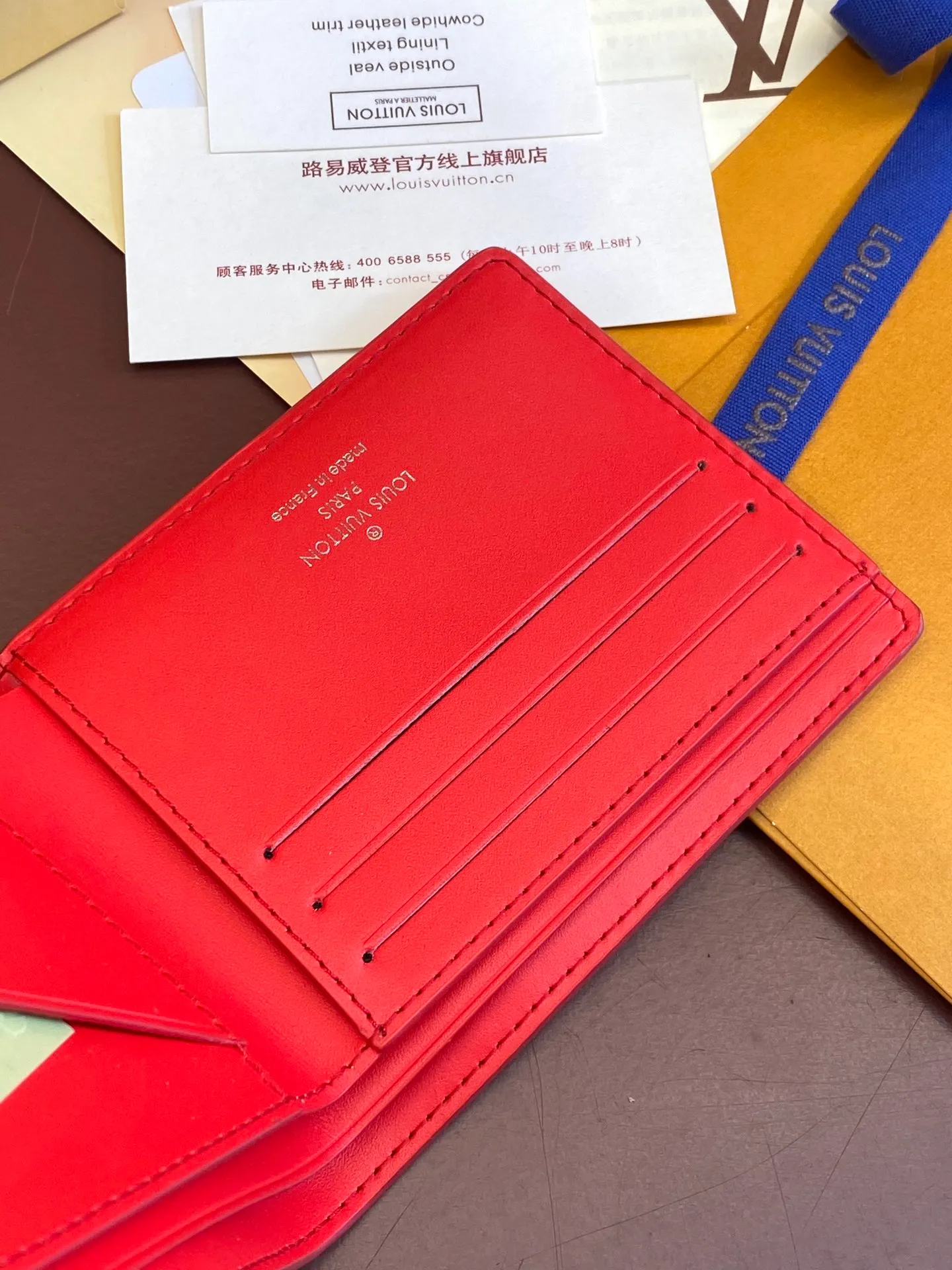 💰 380 M69037 Red! Chip version, (made of top-grain cowhide), this Multiple wallet features the classic Monogram embossing on the full-grain Taurillon leather surface, creating a compact structure and concise lines. Card slots, interior pockets and compartments keep cash, receipts and more organized. Detailed features: 11.5 x 9 x 1.5 cm (length x height x width).