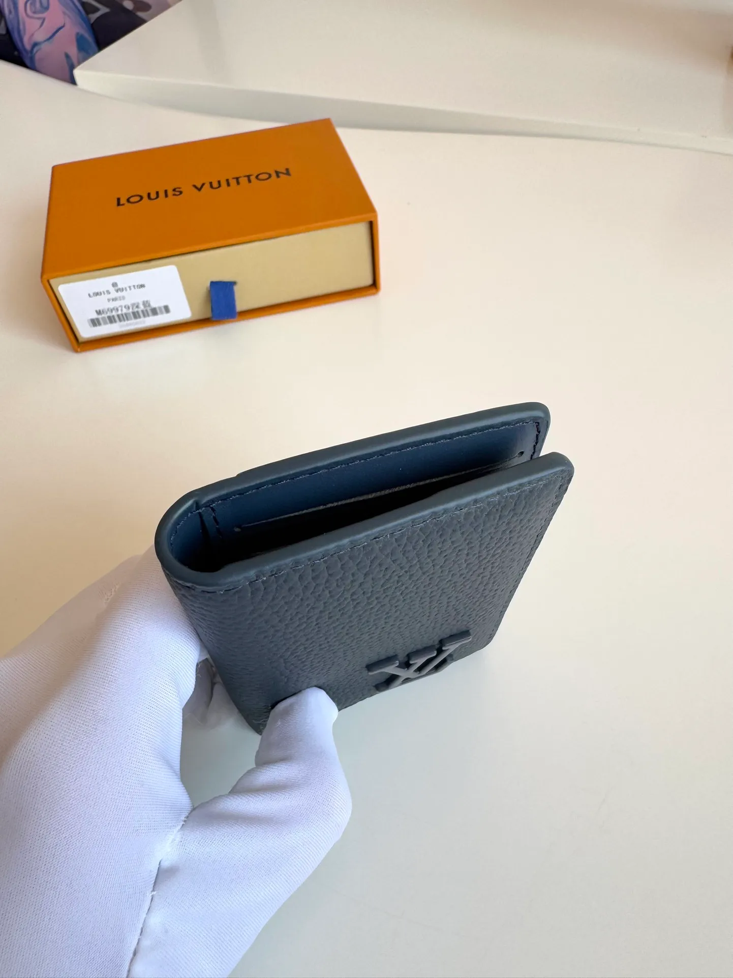P340🇫🇷Exclusive real shot of overseas original M69979 dark blue! The new LV Aerogram Pocket Wallet is made of cow leather as soft as old aviation letterheads. The metal LV letters discreetly mark the brand identity. It is equipped with compartments and card slots, achieving the fusion of elegance and functionality. Pairs with any LV Aerogram bag. Size: 11×8cm
