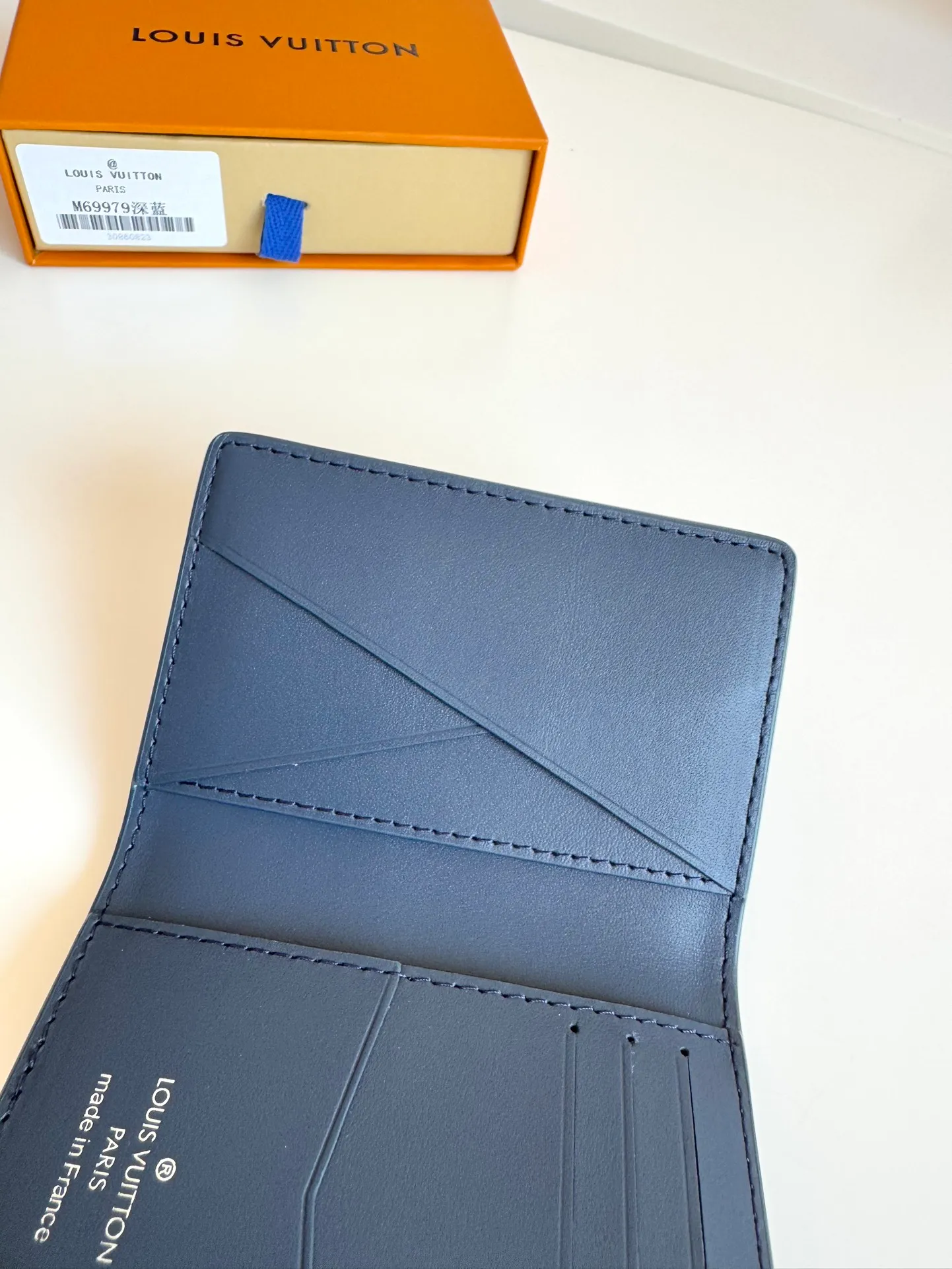 P340🇫🇷Exclusive real shot of overseas original M69979 dark blue! The new LV Aerogram Pocket Wallet is made of cow leather as soft as old aviation letterheads. The metal LV letters discreetly mark the brand identity. It is equipped with compartments and card slots, achieving the fusion of elegance and functionality. Pairs with any LV Aerogram bag. Size: 11×8cm
