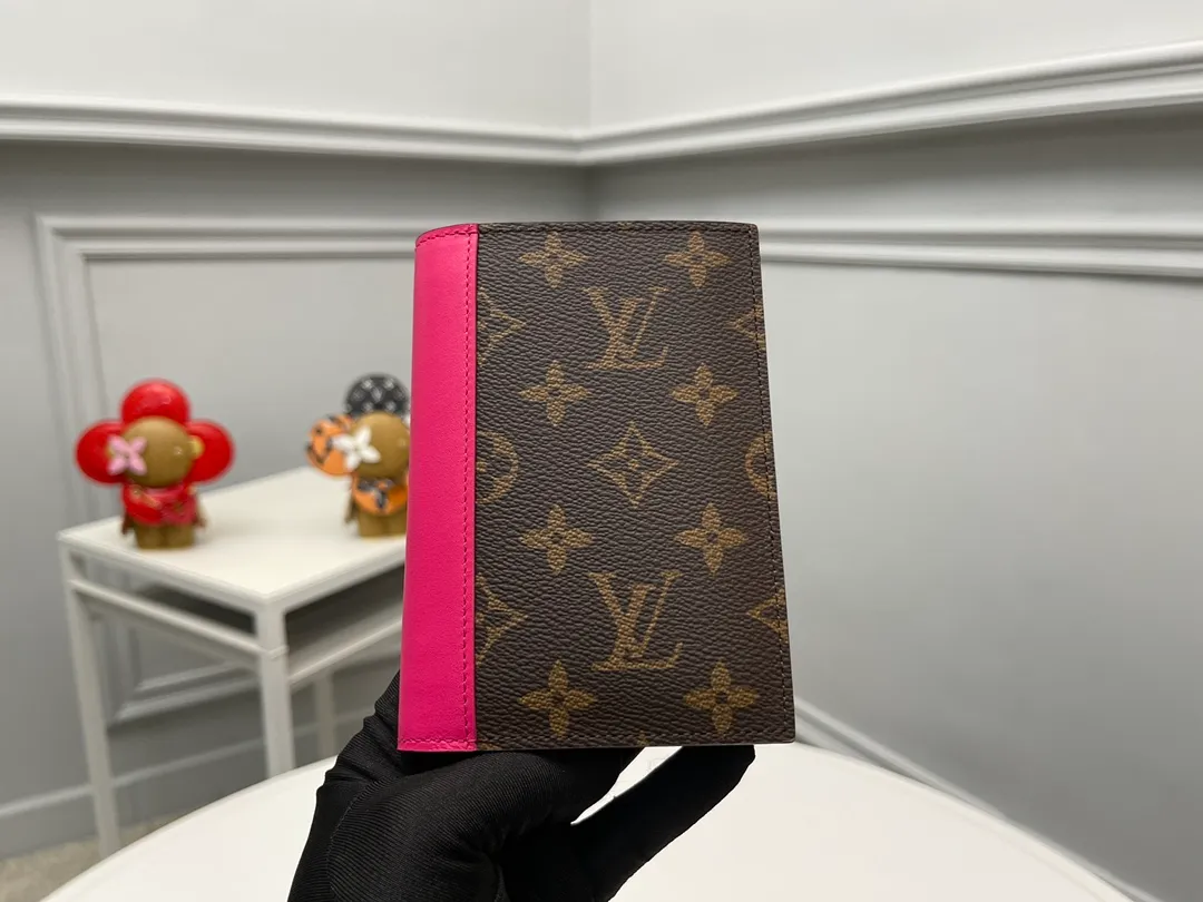 [Top Original Order] M12825 Rose Red Passport 👏👏 The classic items of the manor are decorated with single-frame Macassar canvas into the "Kuvert Paspol NM" with an exquisite atmosphere. Trimmed and lined in colored leather, the "Louis Vuitton Color Mania" collection has a unique design appeal. Dimensions: 10 x 14 x 2.5 cm. 🎁🎁280💰.