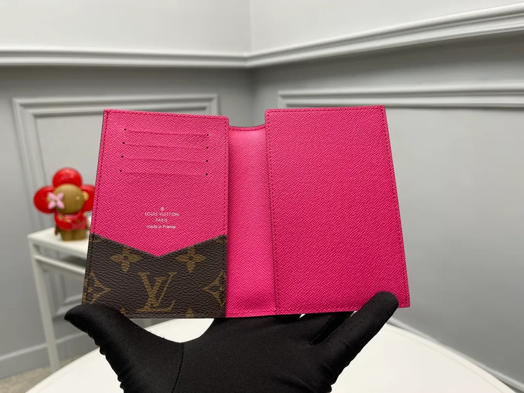 [Top Original Order] M12825 Rose Red Passport 👏👏 The classic items of the manor are decorated with single-frame Macassar canvas into the "Kuvert Paspol NM" with an exquisite atmosphere. Trimmed and lined in colored leather, the "Louis Vuitton Color Mania" collection has a unique design appeal. Dimensions: 10 x 14 x 2.5 cm. 🎁🎁280💰.
