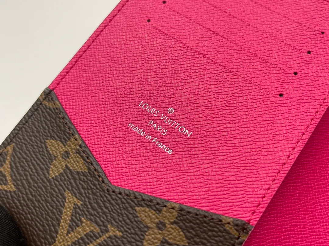 [Top Original Order] M12825 Rose Red Passport 👏👏 The classic items of the manor are decorated with single-frame Macassar canvas into the "Kuvert Paspol NM" with an exquisite atmosphere. Trimmed and lined in colored leather, the "Louis Vuitton Color Mania" collection has a unique design appeal. Dimensions: 10 x 14 x 2.5 cm. 🎁🎁280💰.