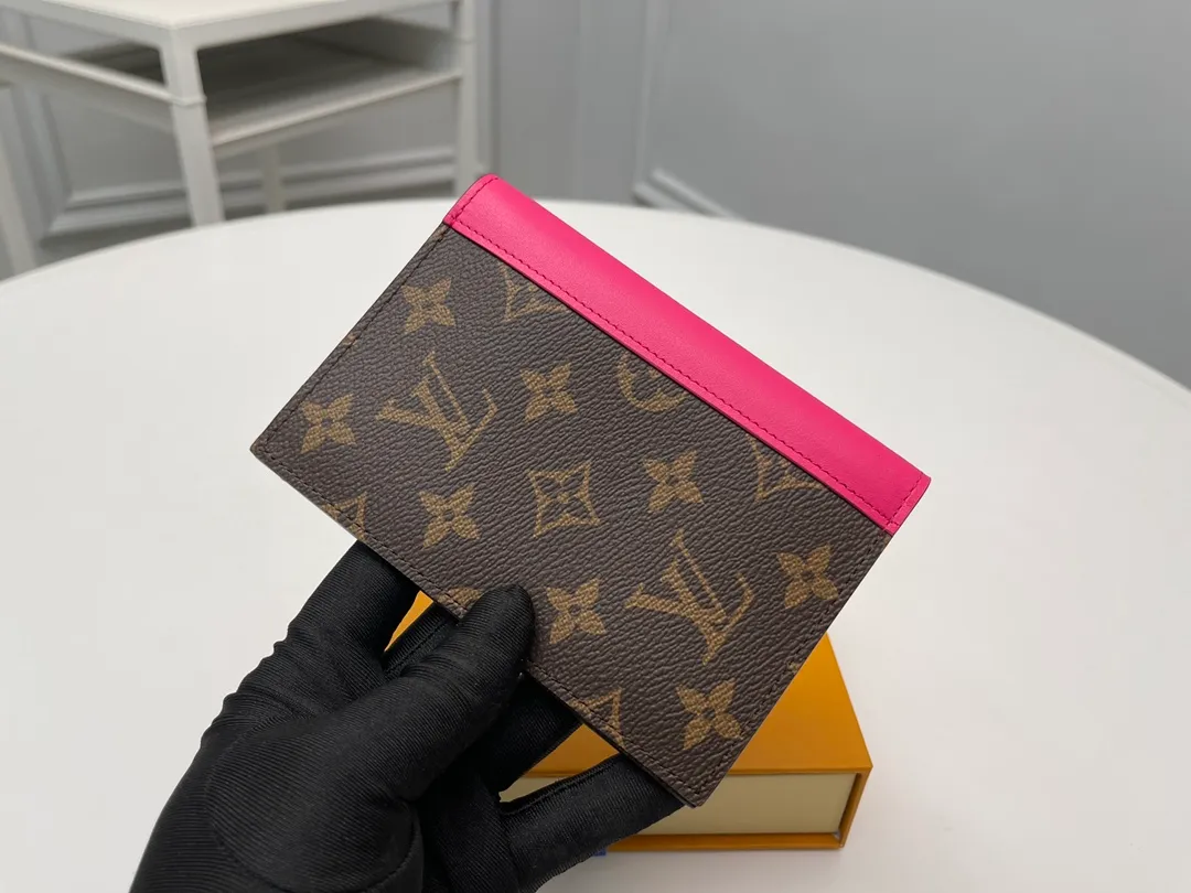 [Top Original Order] M12825 Rose Red Passport 👏👏 The classic items of the manor are decorated with single-frame Macassar canvas into the "Kuvert Paspol NM" with an exquisite atmosphere. Trimmed and lined in colored leather, the "Louis Vuitton Color Mania" collection has a unique design appeal. Dimensions: 10 x 14 x 2.5 cm. 🎁🎁280💰.