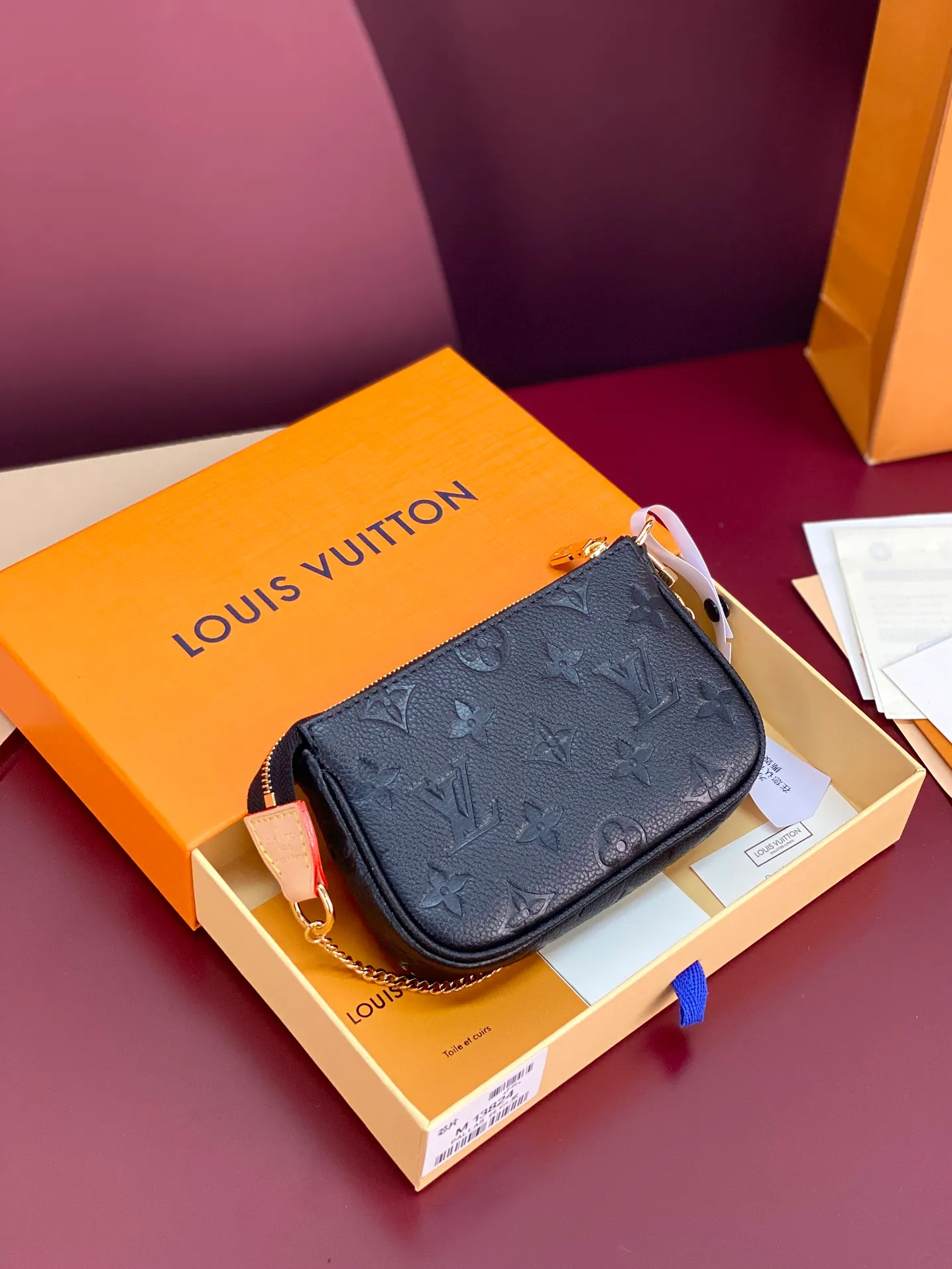 💰580 M13824 Little Bear! This Mini Pochette Accessoires clutch bag is made of Monogram Denim leather. The Monogram pattern is woven into it and then goes through multiple complicated processes such as bleaching, finishing and sand washing to give the certified cotton a unique texture. It has a rounded shape and a zipper to open the ample space to securely store daily needs. Can also be attached to handbags via chains and hooks. 15.5 x 10.5 x 4 cm (length x height x width).